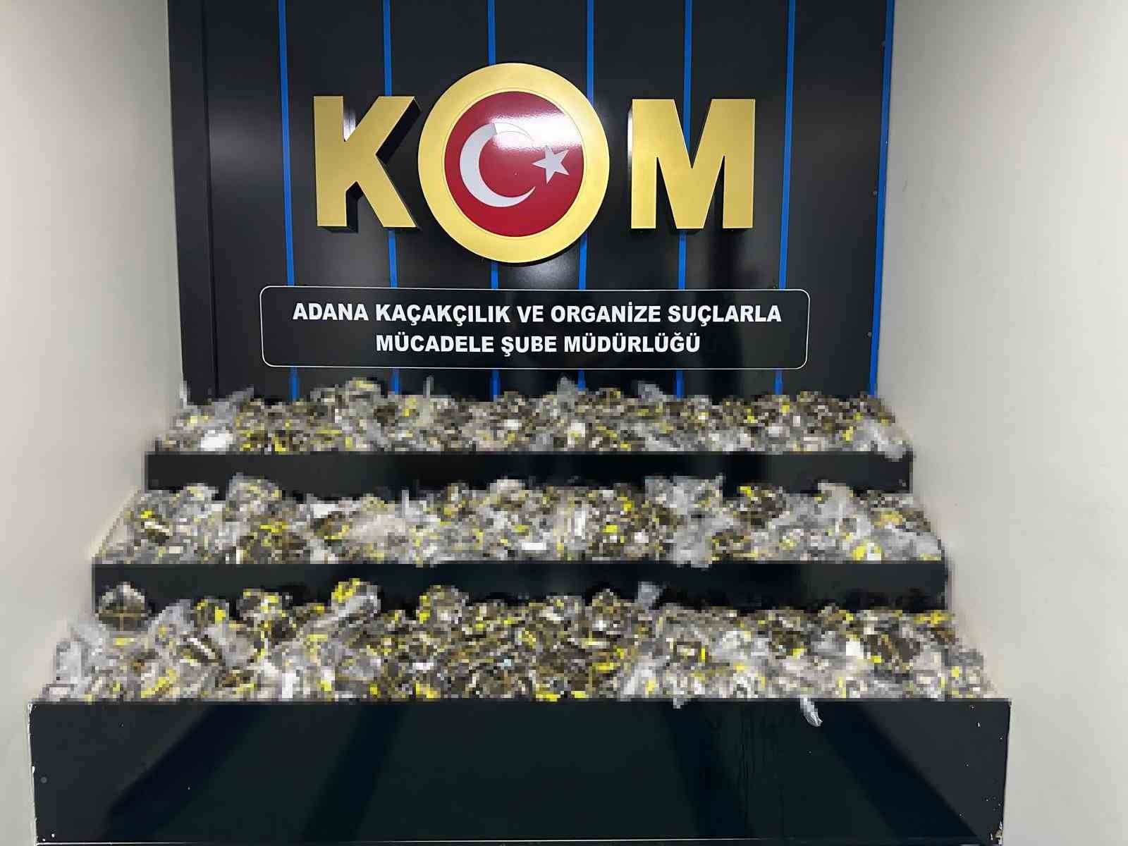 Adana’da 1 tondan fazla tütün, binlere sahte bandrol ele geçirildi