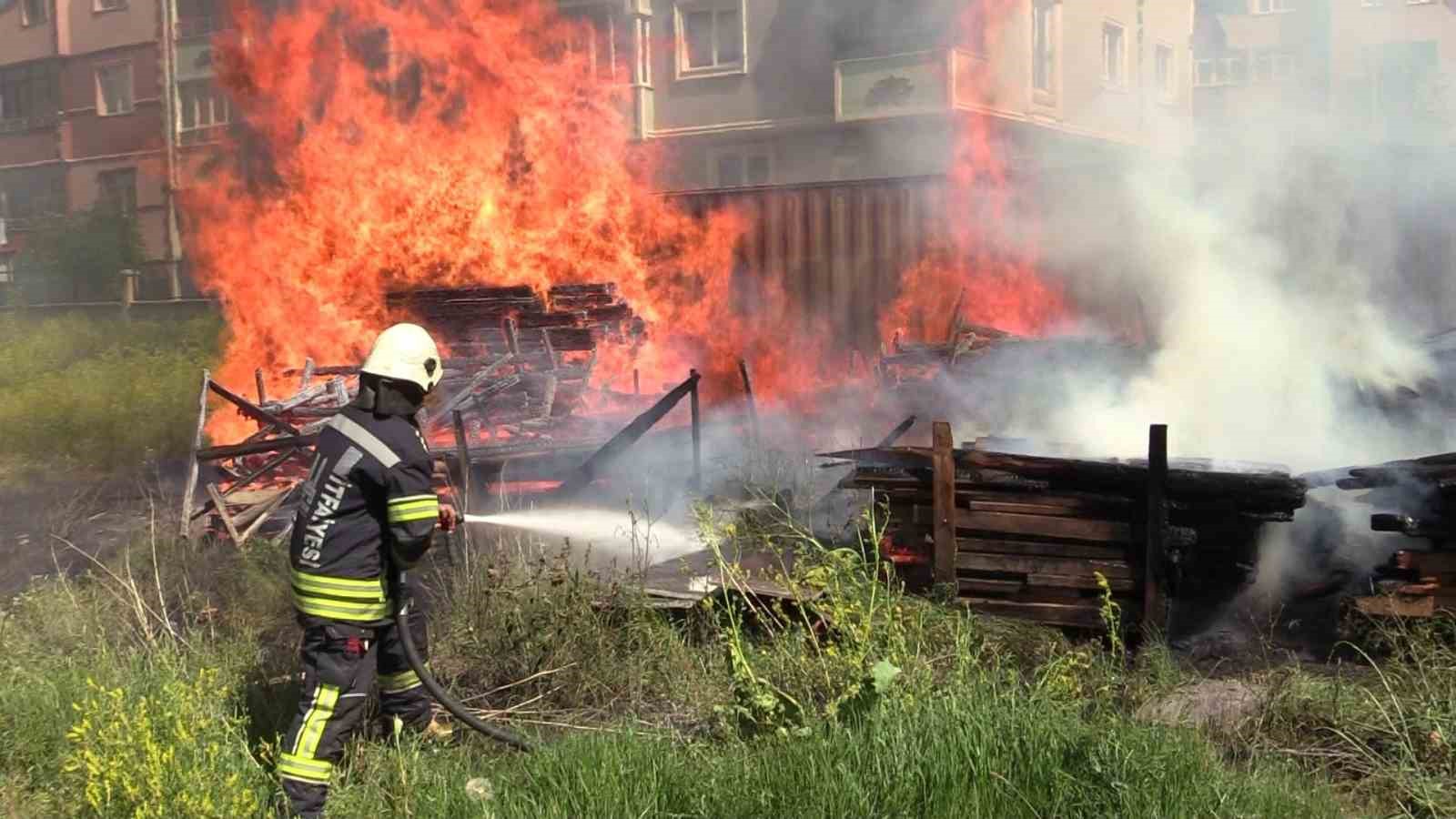 Erzurum’da korkutan inşaat yangını