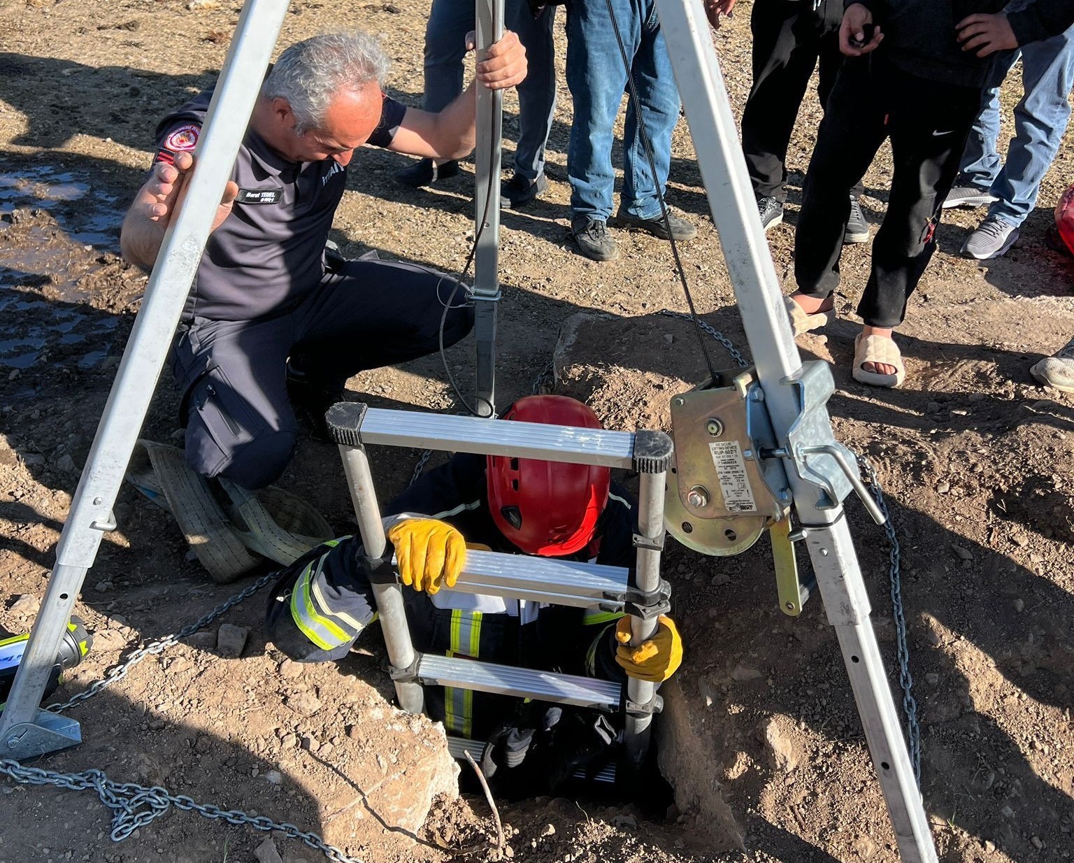 Kuyuya düşen koyunu kurtardılar