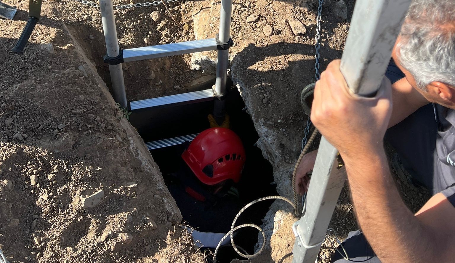 Kuyuya d&uuml;şen koyunu kurtardılar
