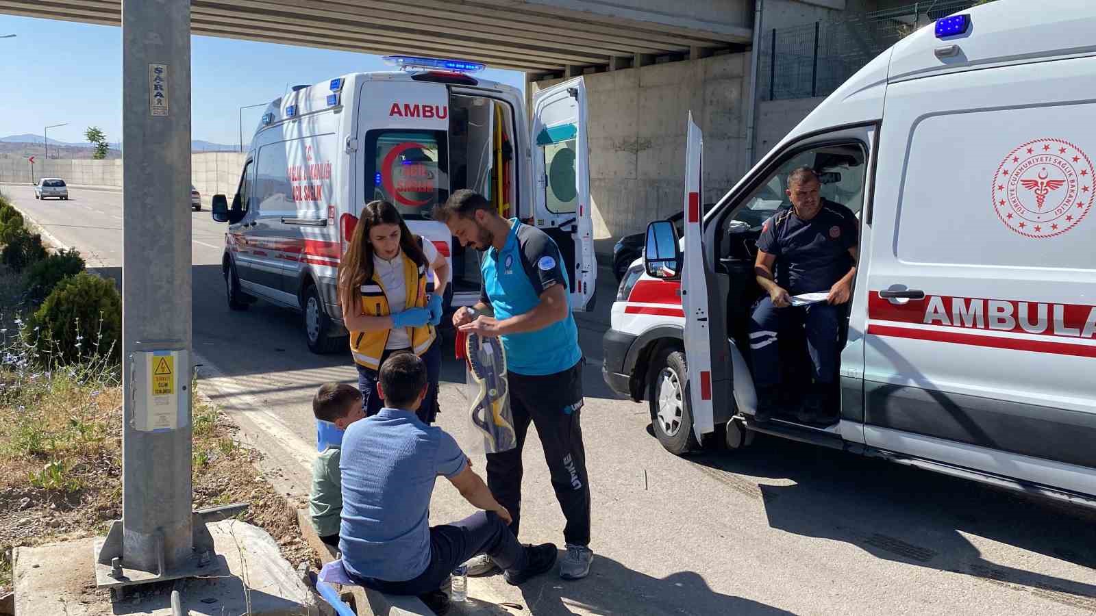 Elazığ’da karşı şeride geçen otomobil, kazaya neden oldu: 3 yaralı