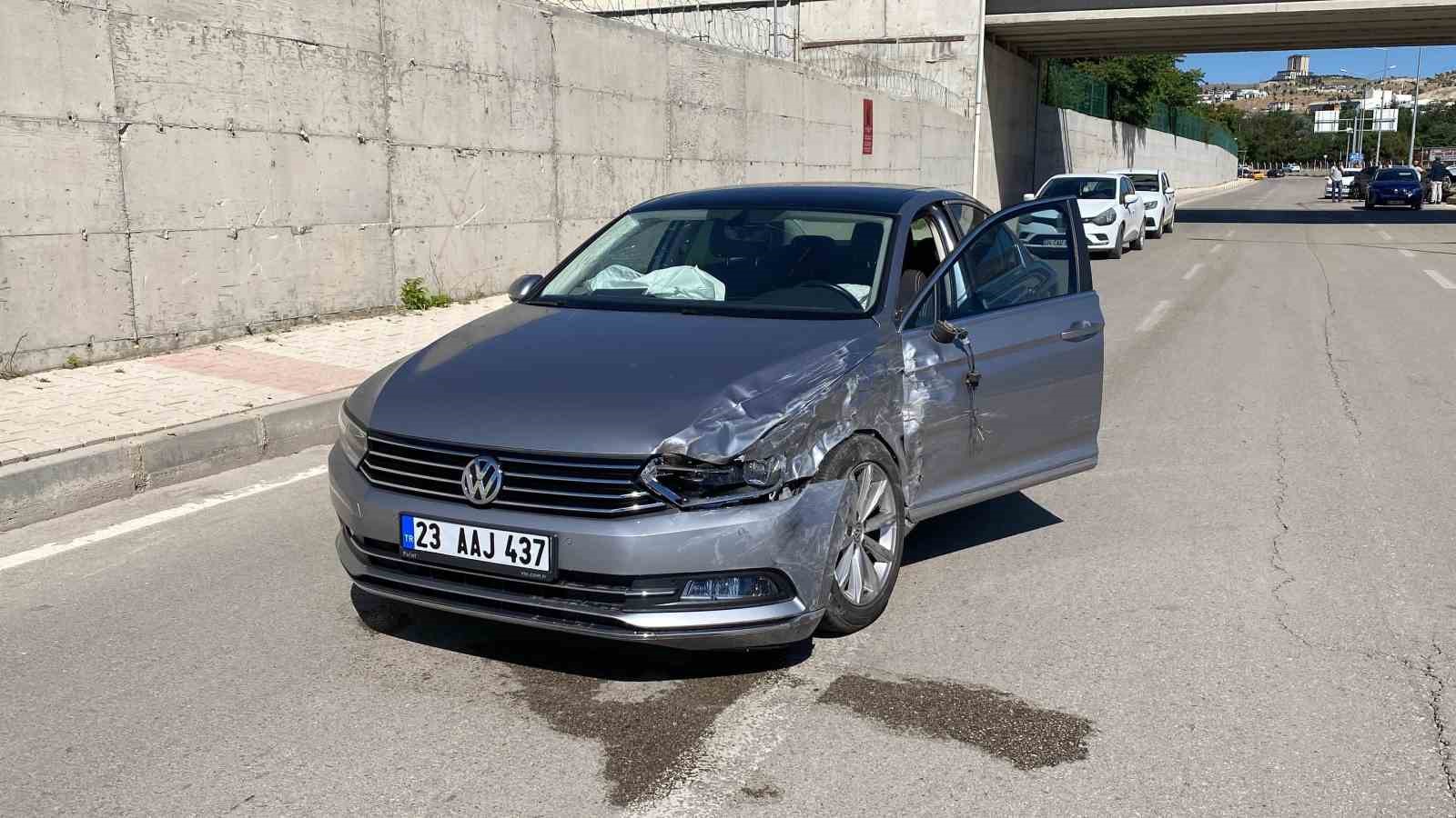 Elazığ&rsquo;da karşı şeride ge&ccedil;en otomobil, kazaya neden oldu: 3 yaralı
