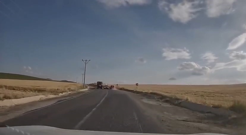 Hatalı sollama yapan sürücü yürekleri ağza getirdi