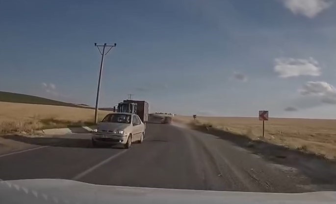 Hatalı sollama yapan s&uuml;r&uuml;c&uuml; y&uuml;rekleri ağza getirdi
