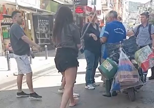 İzmir sokaklarında tekmeler, yumruklar konuştu
