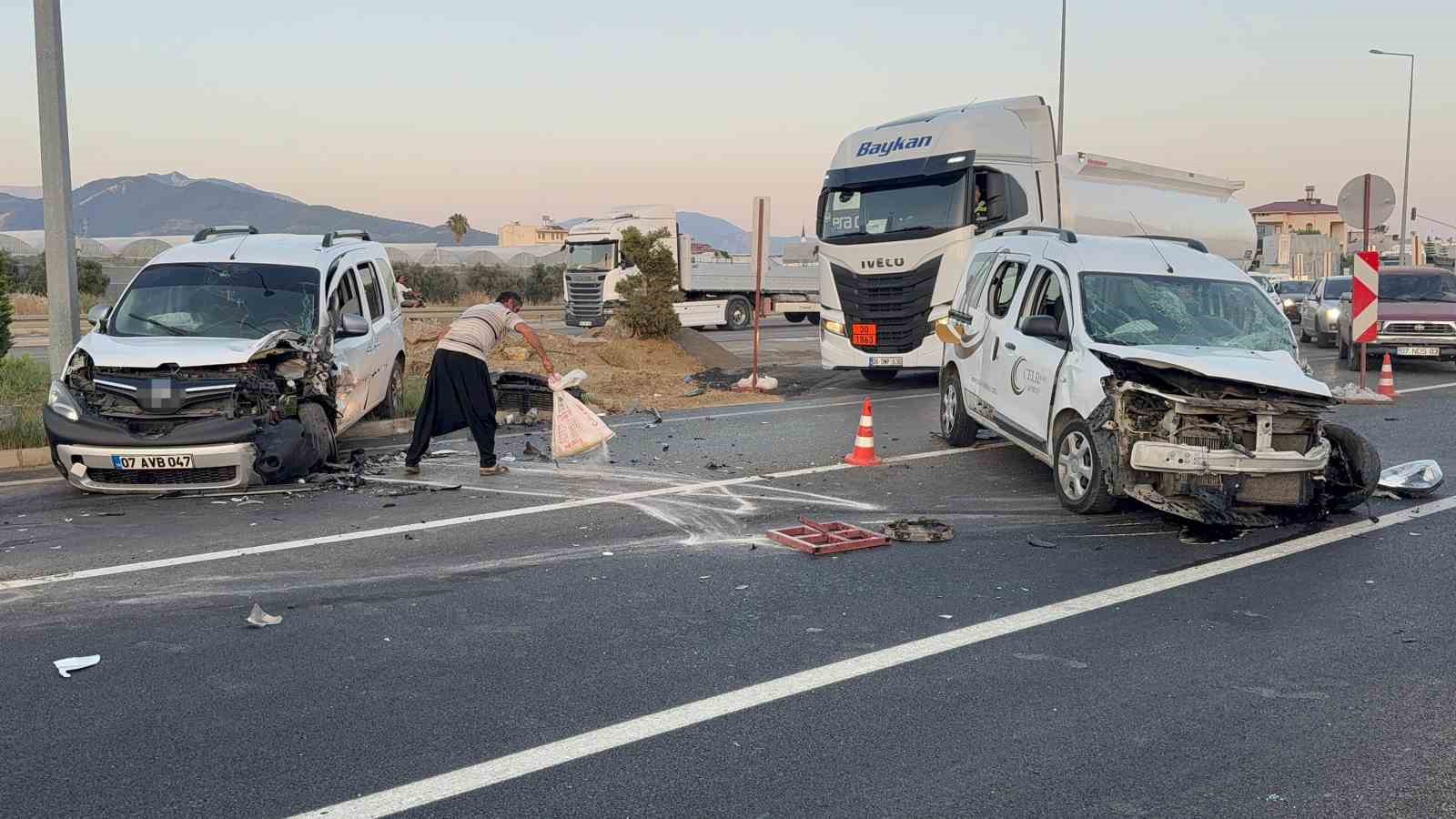 Antalya&rsquo;da hafif ticari ara&ccedil;lar kafa kafaya &ccedil;arpıştı: 4 yaralı
