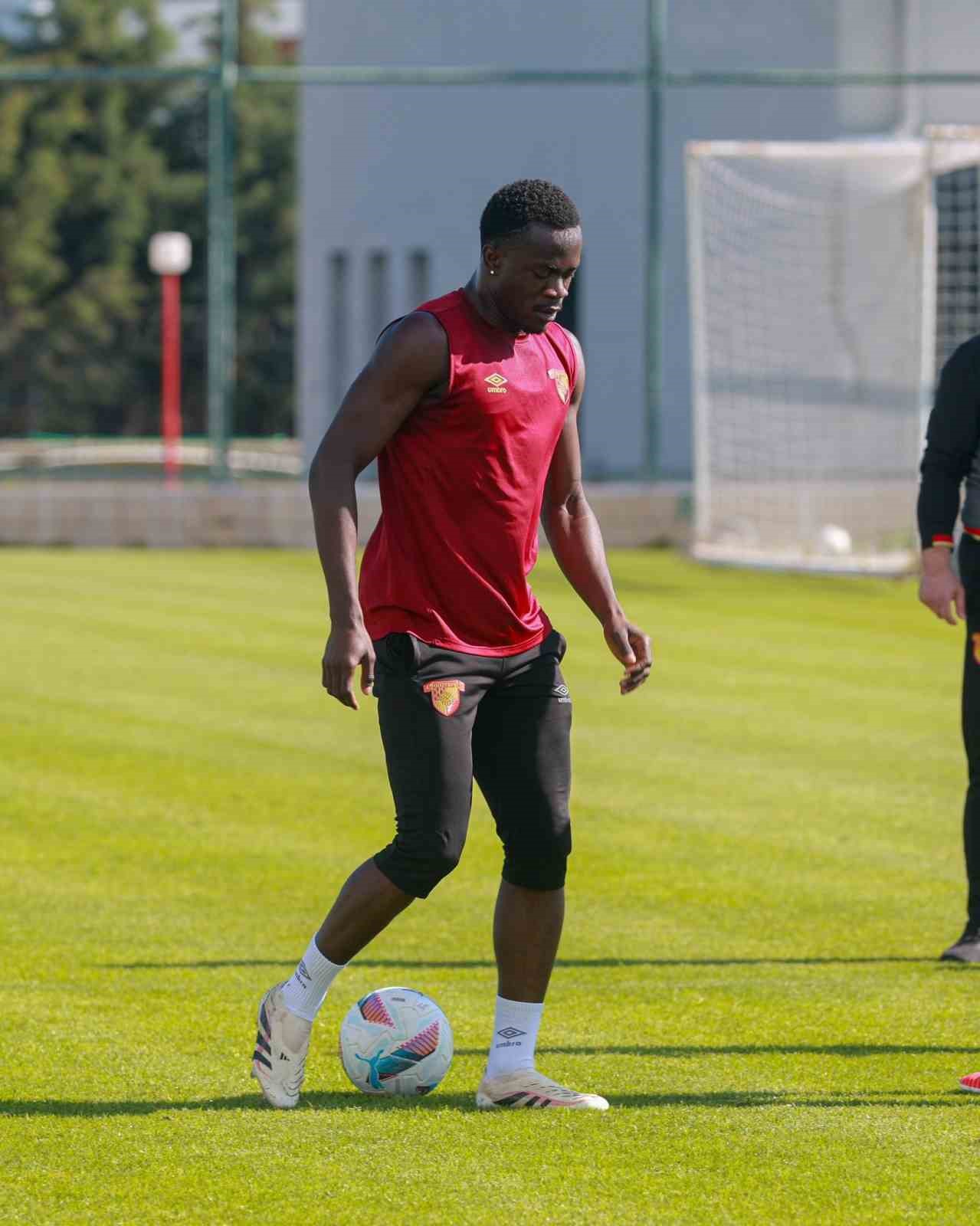 Göztepe, Dennis için Anderlecht’in teklifini yetersiz bularak reddetti
