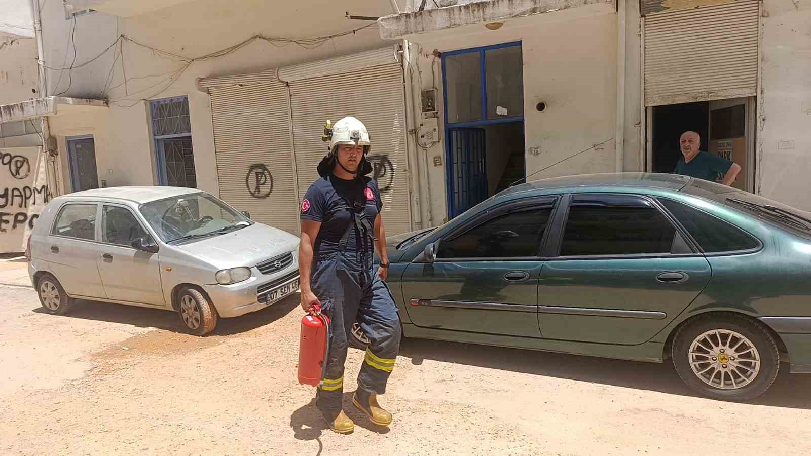 Evini yakmaya &ccedil;alıştı, itfaiye ekipleri alevleri b&uuml;y&uuml;meden s&ouml;nd&uuml;rd&uuml;
