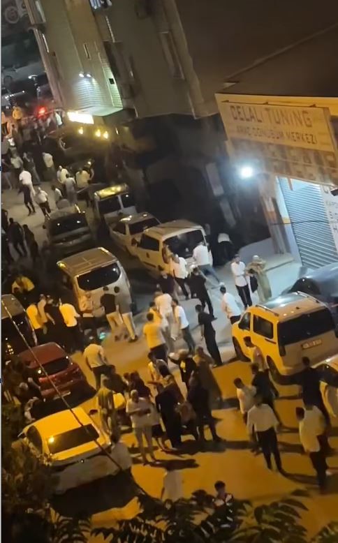 D&uuml;ğ&uuml;nde havaya atılan parayı &ccedil;ocuklar kaptı, aileler birbirine girdi
