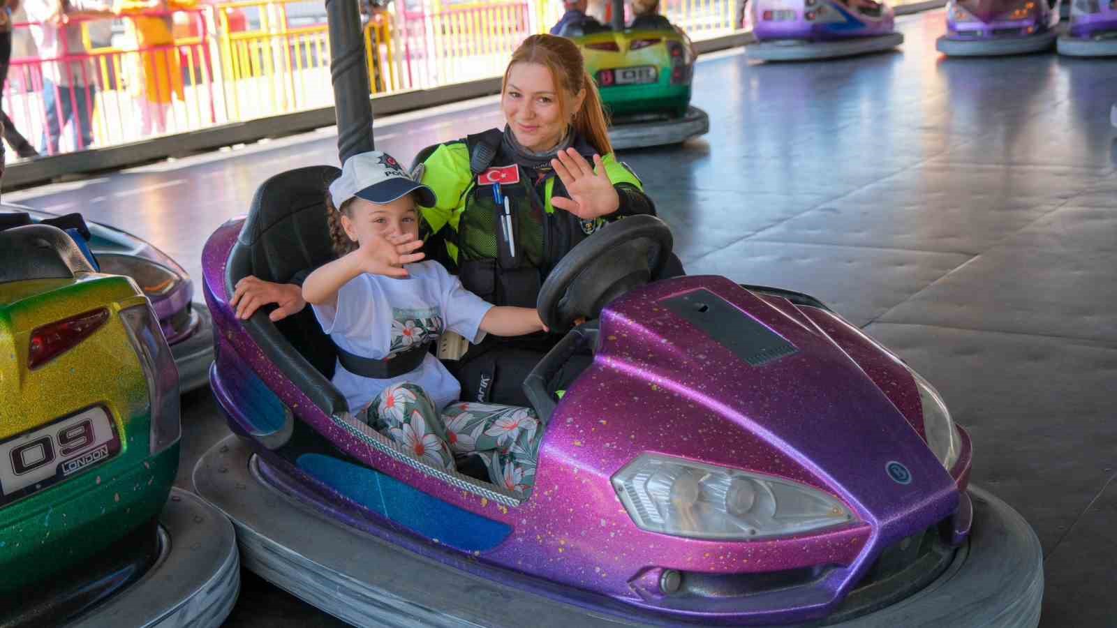 Polis özel çocuklarla birlikte lunaparkta eğlenceli bir gün yaşadı