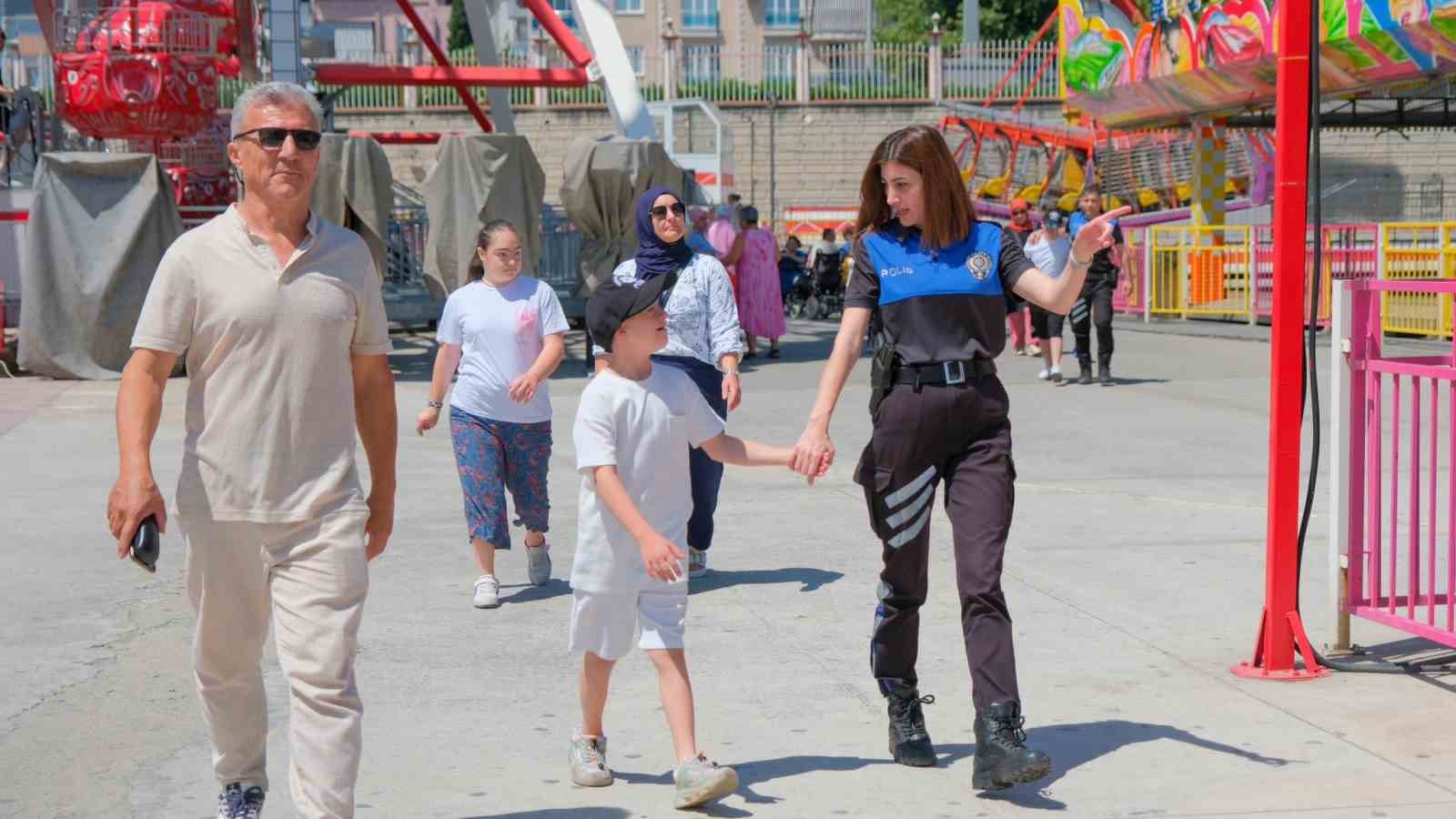 Polis &ouml;zel &ccedil;ocuklarla birlikte lunaparkta eğlenceli bir g&uuml;n yaşadı
