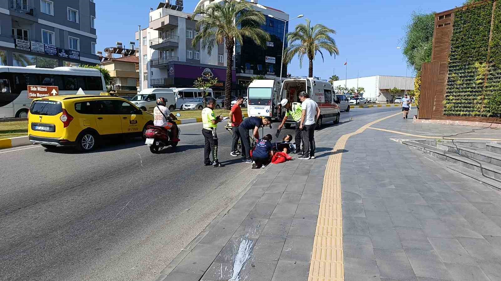 Yola taşan su kazaya neden oldu, motosiklet s&uuml;r&uuml;c&uuml;s&uuml; yaralandı
