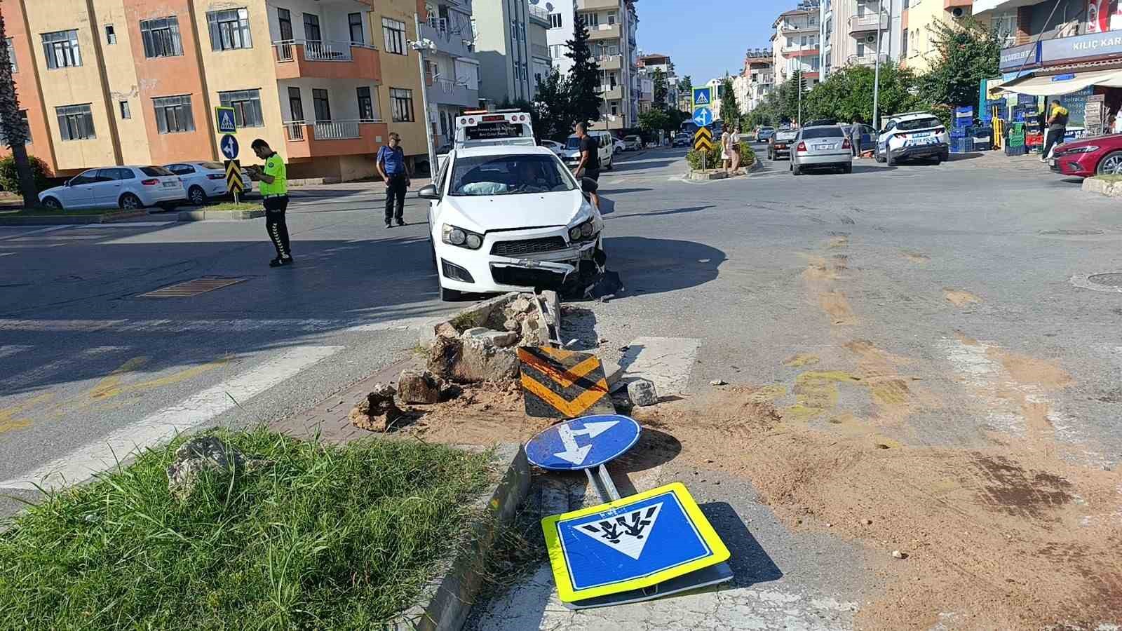 K&uuml;&ccedil;&uuml;k kızı, kazada hafif yaralanan annesinden ayrılmak istemedi
