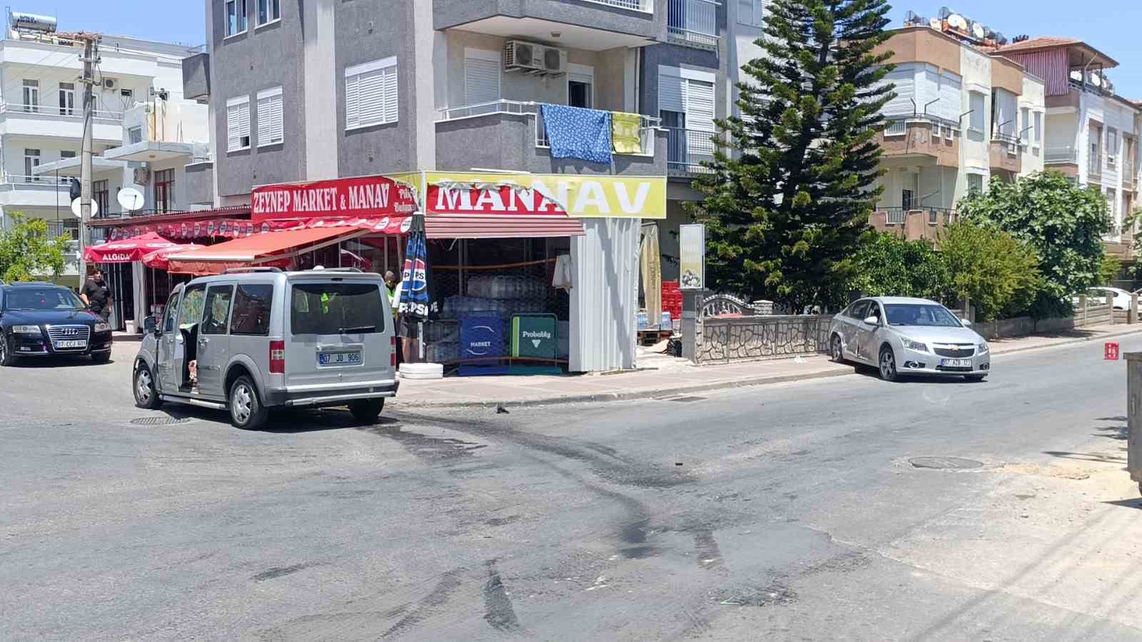 Manavgat’ta ticari araç ile otomobil çarpıştı: 1 yaralı