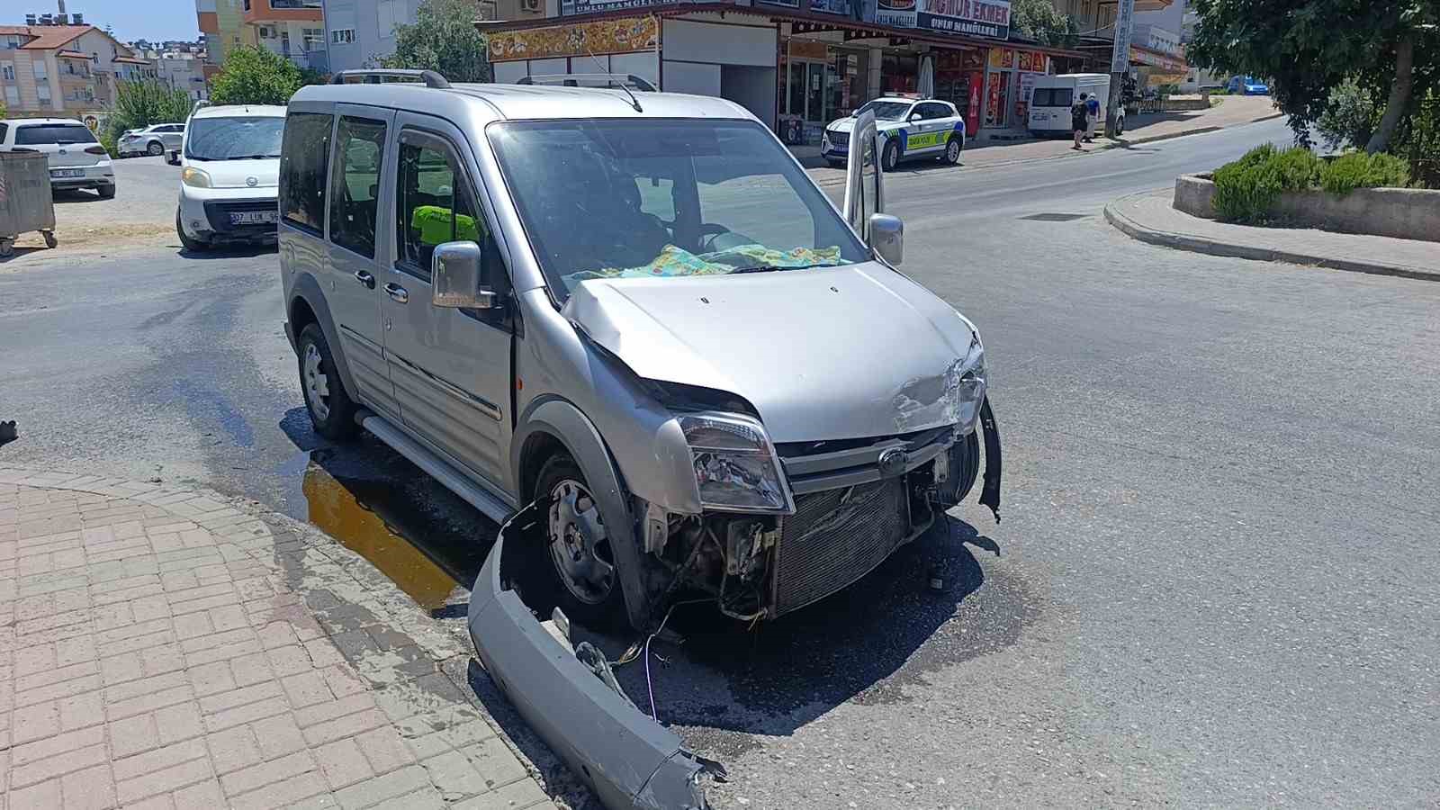 Manavgat&rsquo;ta ticari ara&ccedil; ile otomobil &ccedil;arpıştı: 1 yaralı
