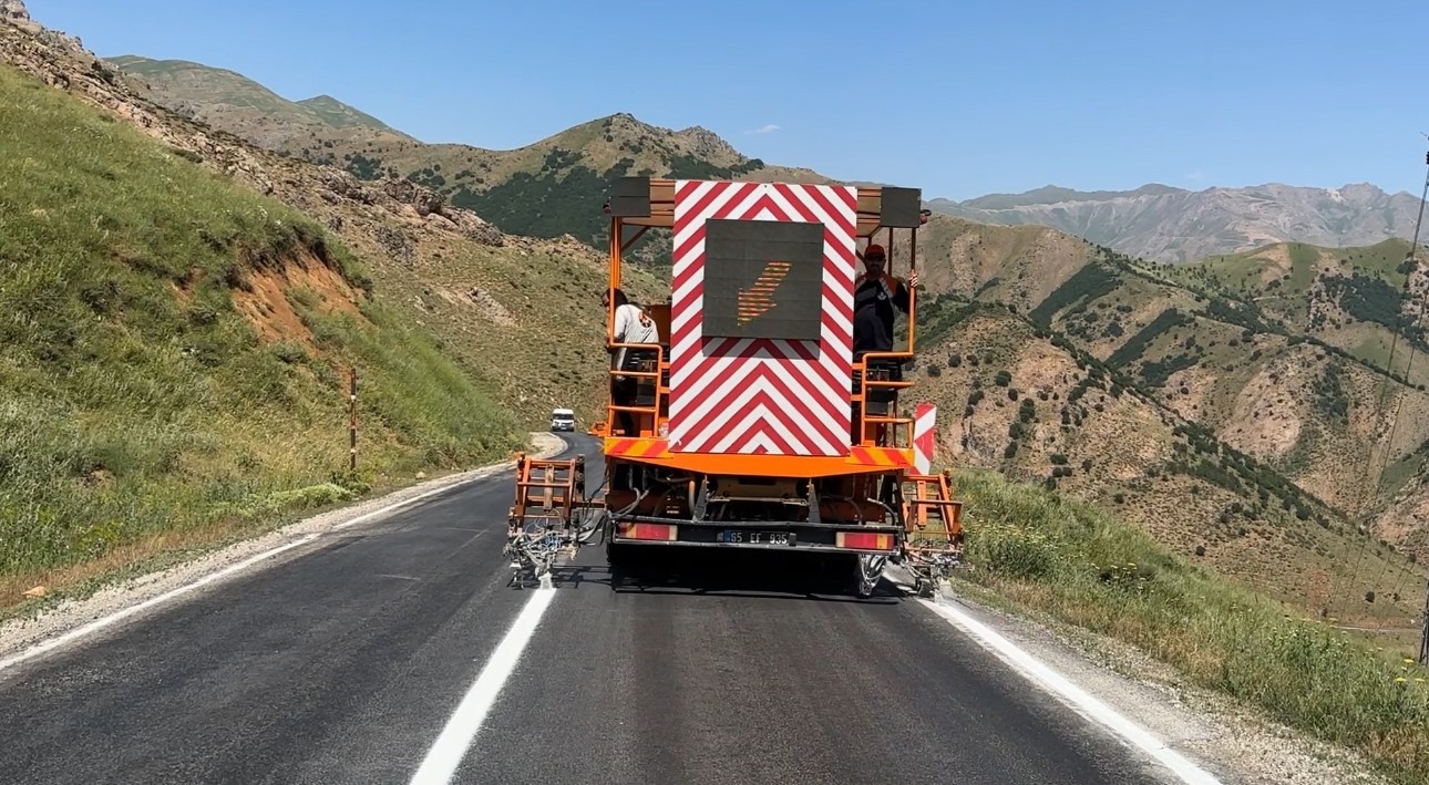 Yüksekova-Şemdinli karayolunda şeritler yenileniyor