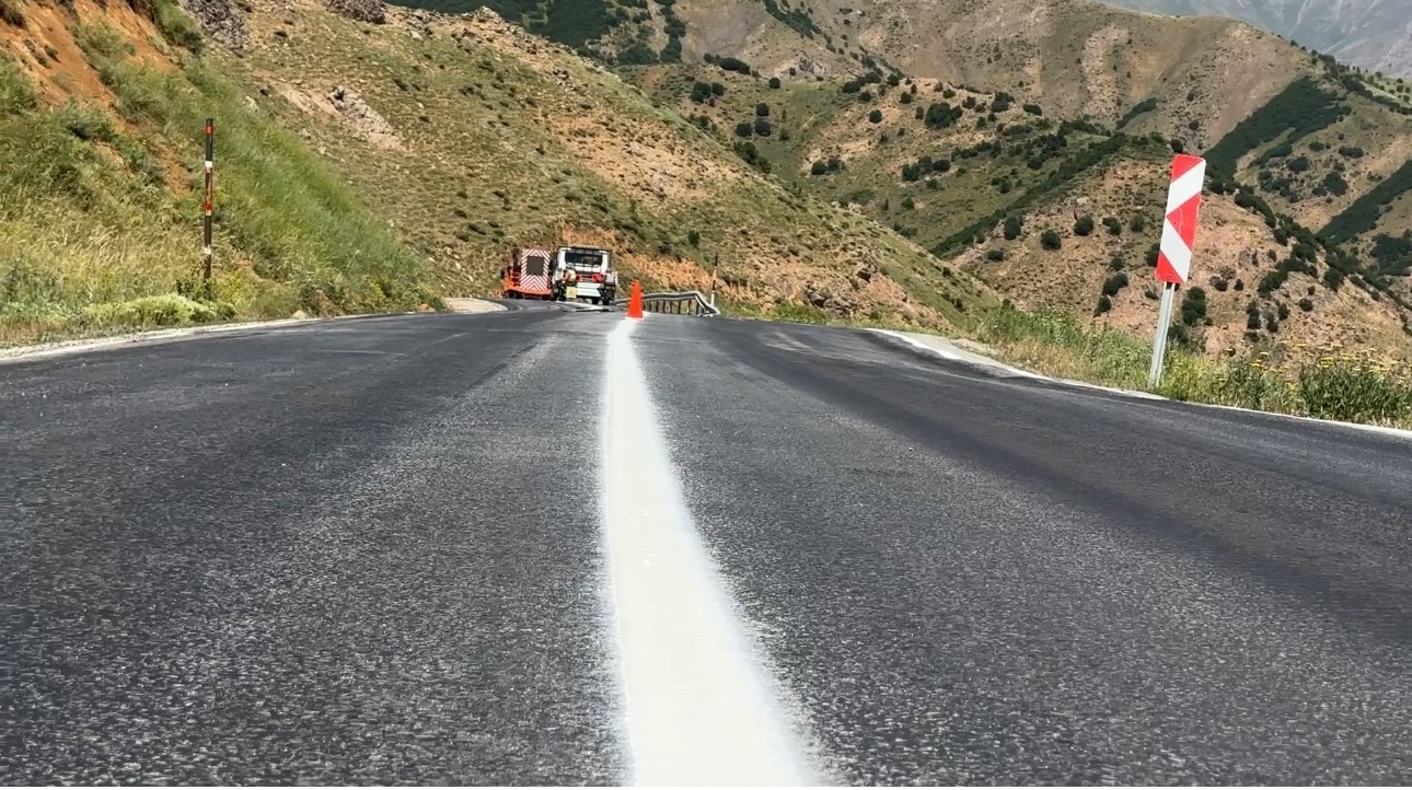 Y&uuml;ksekova-Şemdinli karayolunda şeritler yenileniyor
