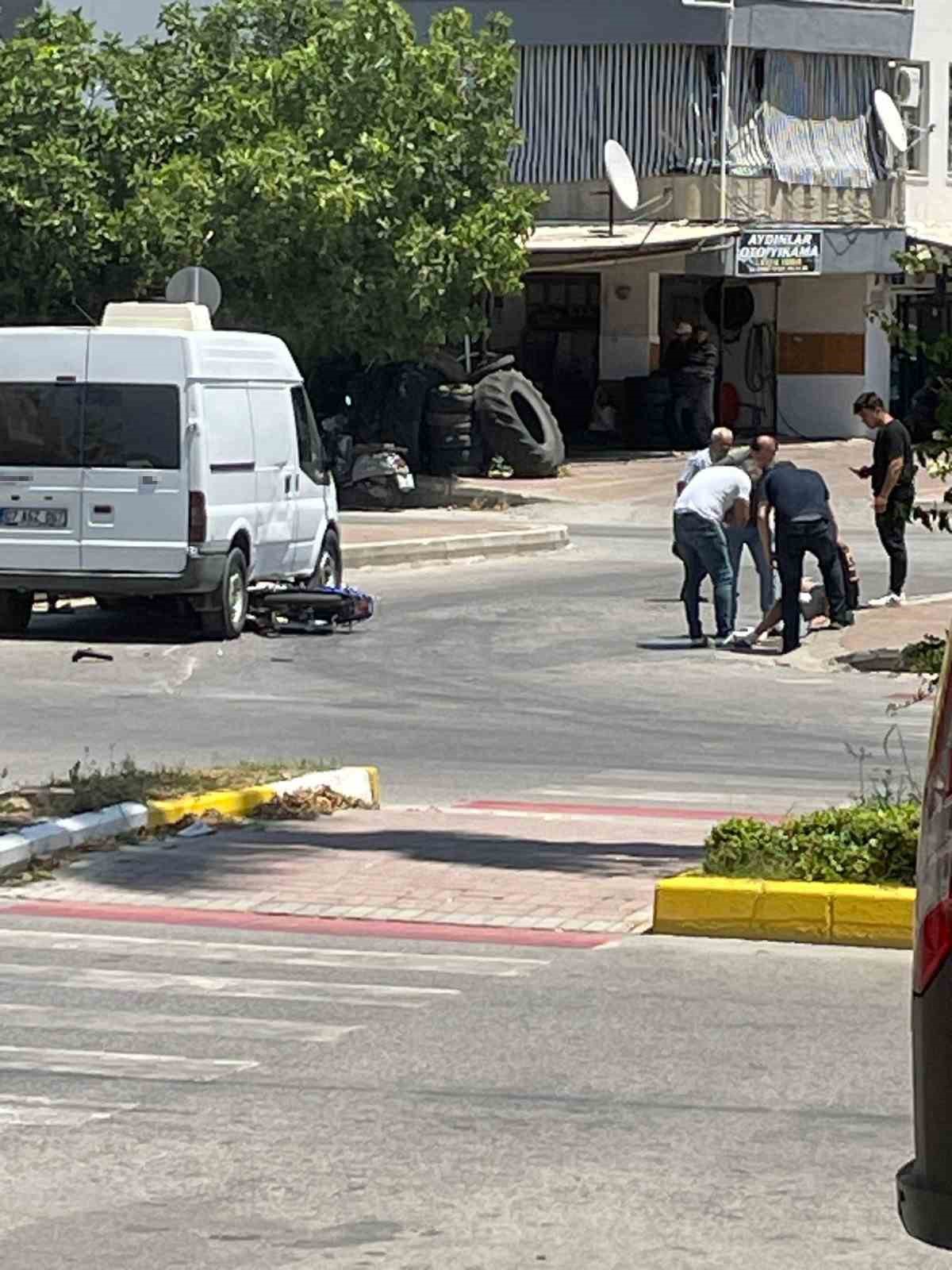 Kamyonetle &ccedil;arpışan motosiklet s&uuml;r&uuml;c&uuml;s&uuml; ehliyetsiz &ccedil;ıktı
