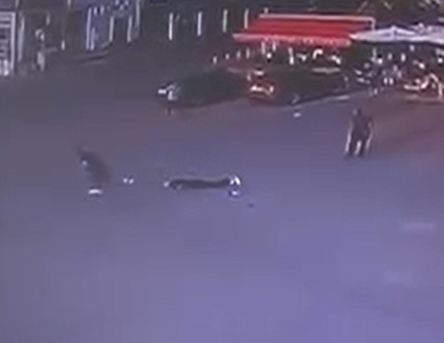 Boşanma aşamasındaki eşi tarafından, sokak ortasında 12 yerinden bıçaklandı
