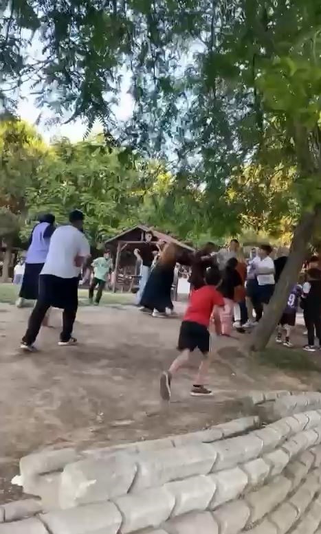 &Ccedil;ocuklarının kavgasına dahil olan anneler sa&ccedil; sa&ccedil;a baş başa kavga etti
