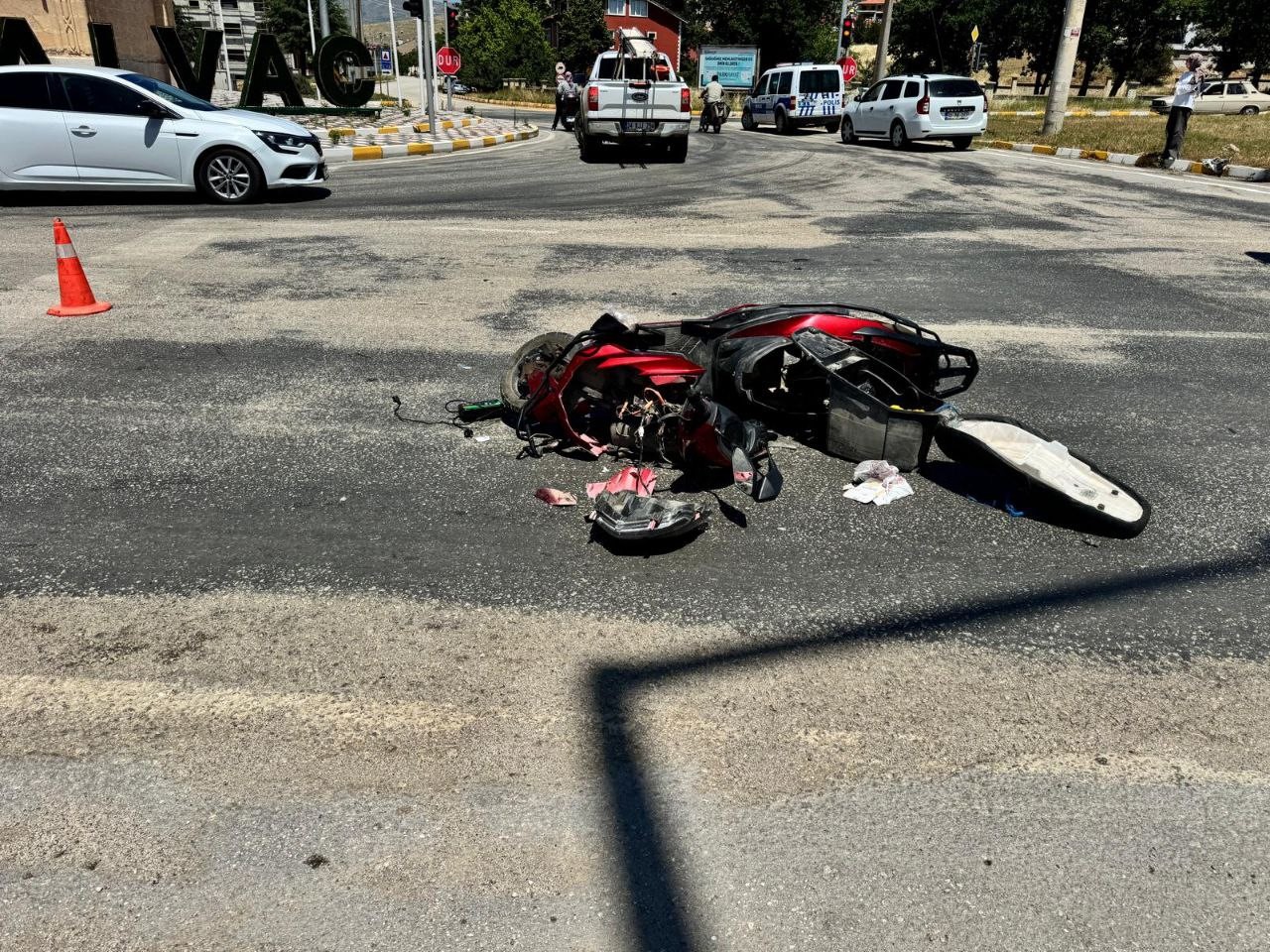 Otomobil ile motosiklet &ccedil;arpıştı: 1 yaralı
