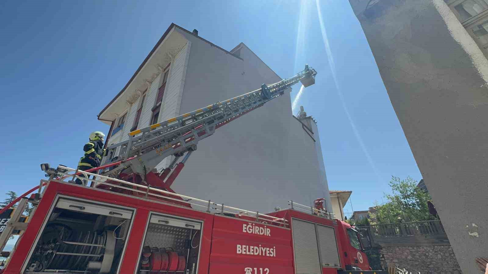 Eğirdir&rsquo;de kebap salonunda &ccedil;ıkan baca yangını b&uuml;y&uuml;meden s&ouml;nd&uuml;r&uuml;ld&uuml;
