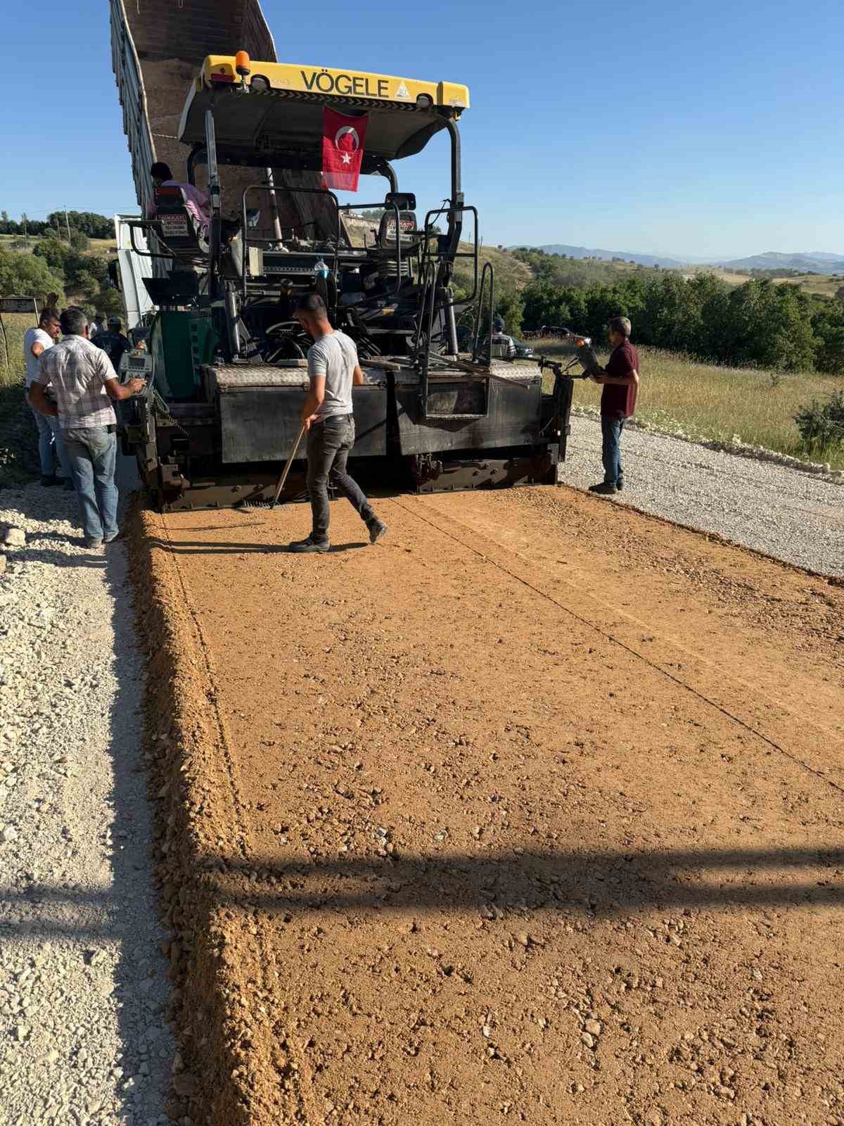 Tunceli’de grup köy yollarında sıcak asfalt çalışması başladı
