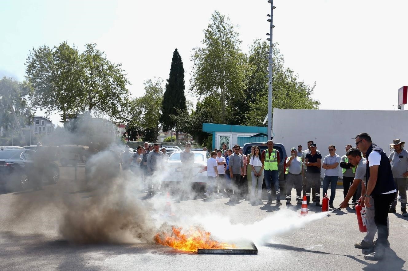 Kepez&rsquo;de belediye personeline uygulamalı yangın eğitimi
