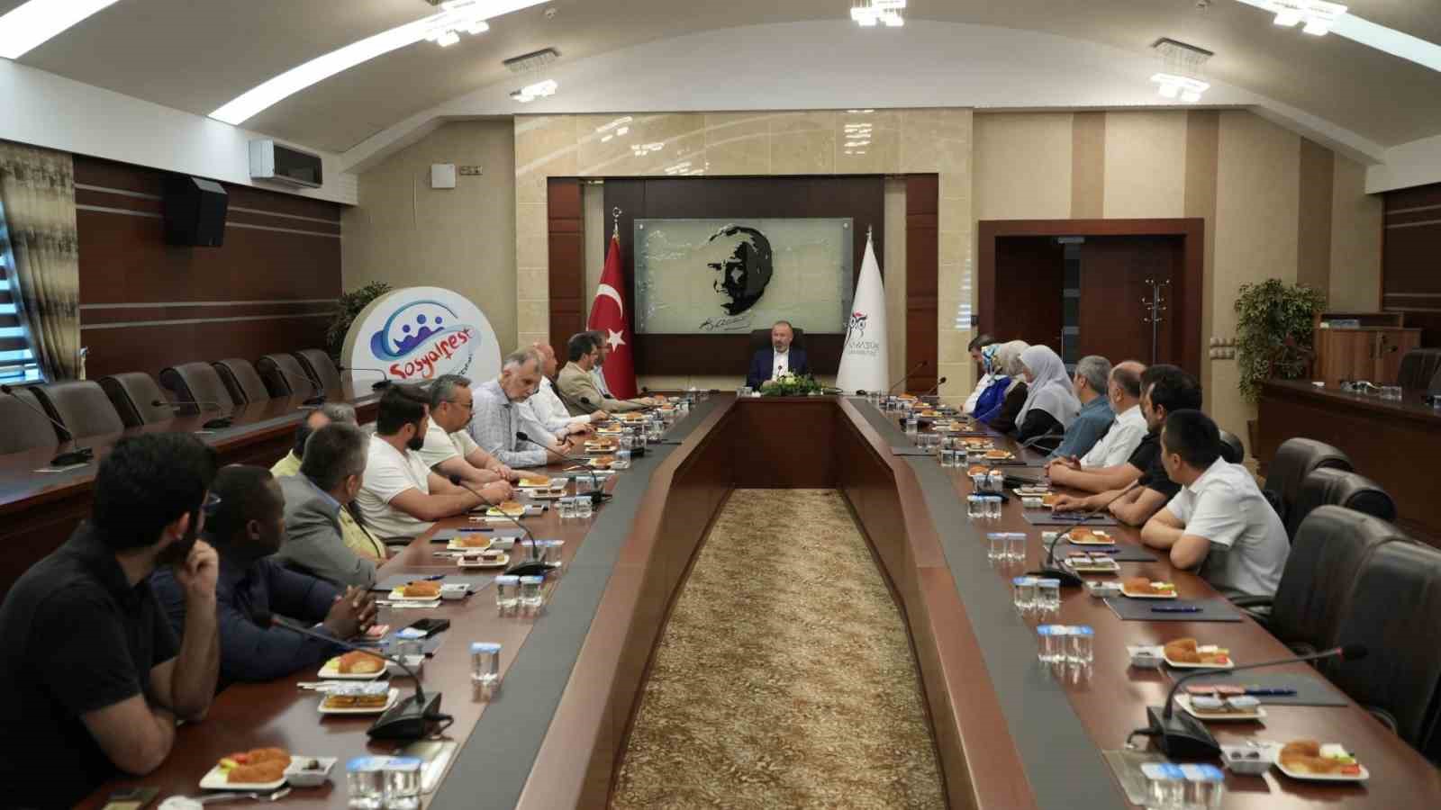 Rekt&ouml;r Kırışık, sivil toplum kuruluşlarıyla bir araya geldi
