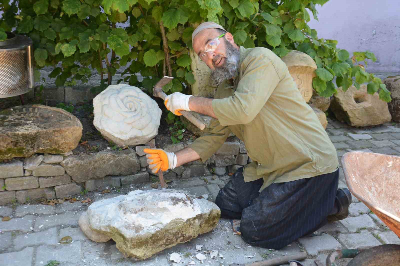 Taşlara kazınan bir tutku: Evinin bahçesini, Türk-İslam Eserleri Müzesi’ne çevirdi