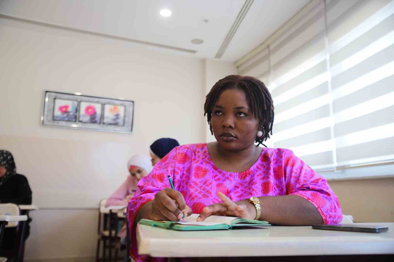 Kamerunlu İngilizce öğretmeni, Türkçe öğrenmek için Gaziantep’e geldi