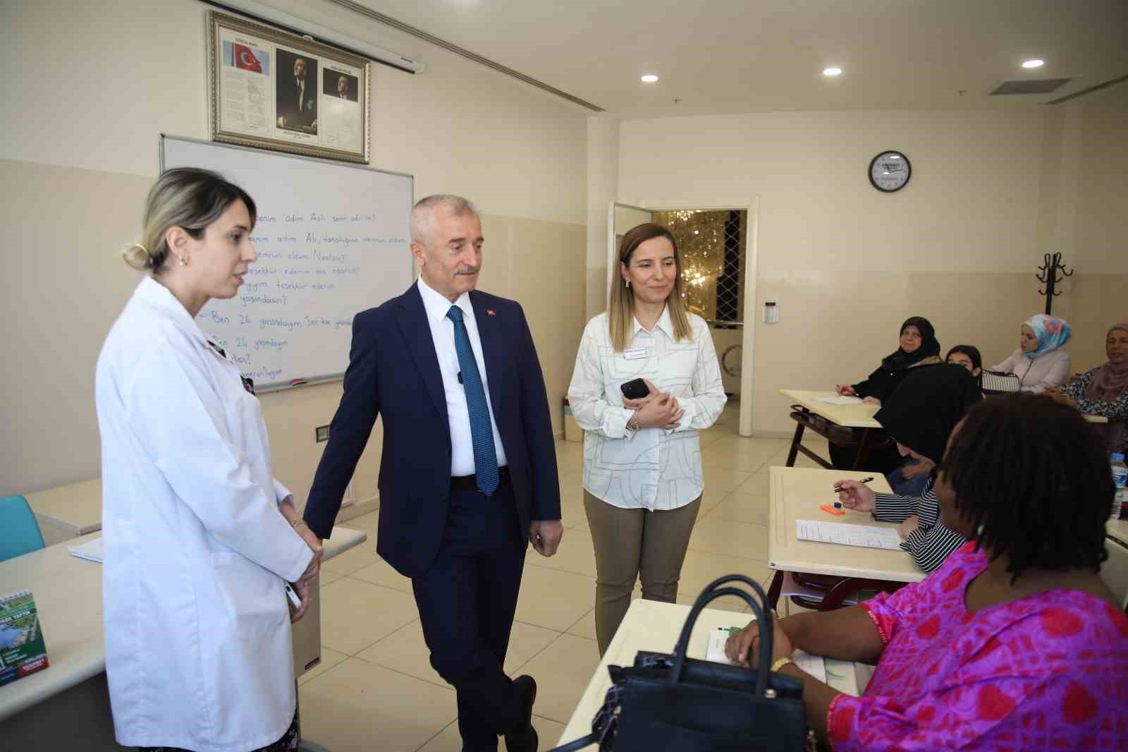 Kamerunlu İngilizce öğretmeni, Türkçe öğrenmek için Gaziantep’e geldi
