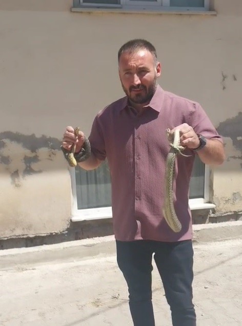 Komşusunun evine giren yılanları eliyle çıkardı, adı ’Yılan Avcısı’ oldu