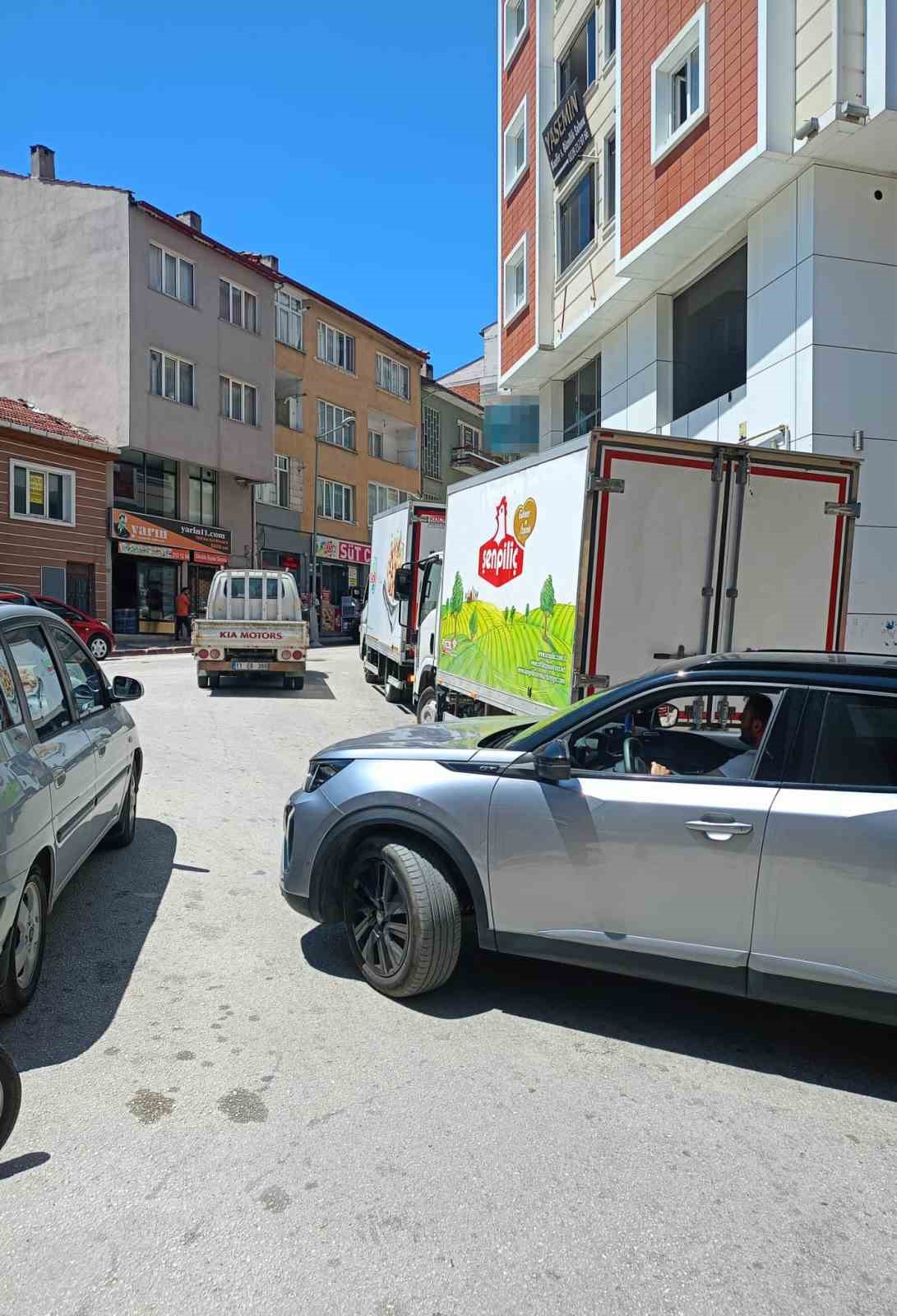 Bilecik’te toptancıların gelişi güzel parkları sürücüleri çileden çıkarıyor
