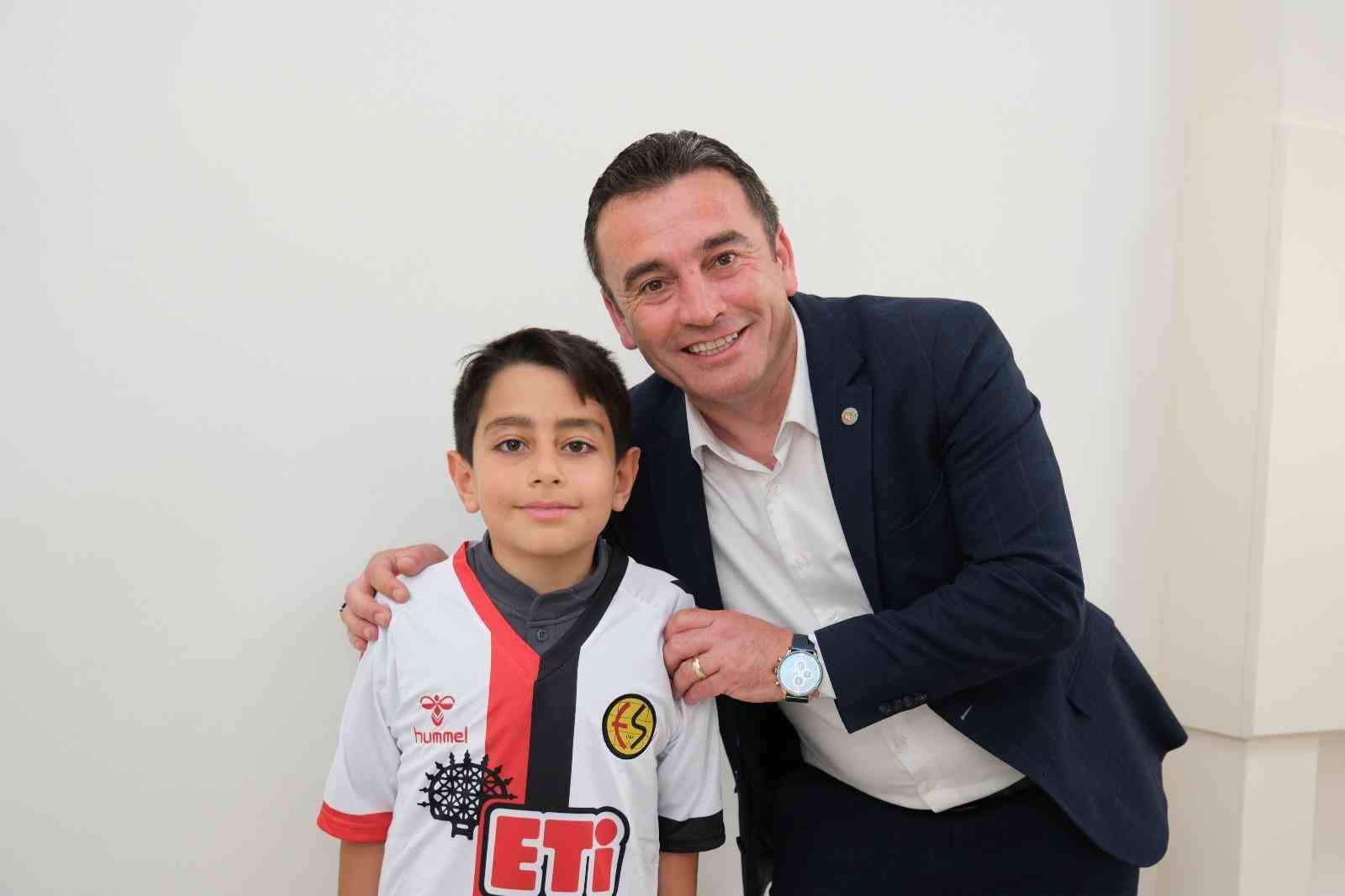 Başkan D&ouml;kmeci&rsquo;den Eskişehirspor forması hediye
