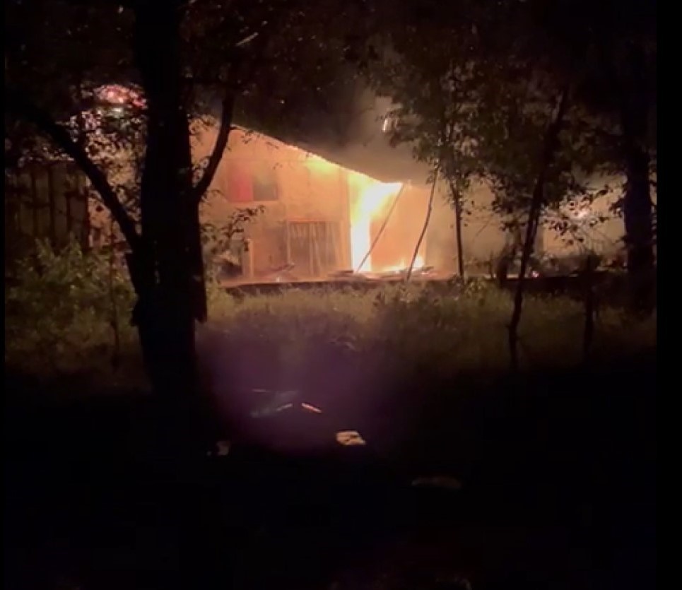 Gümüşhane’de çıkan yangında iki ev ve bir ahır kullanılamaz hale geldi