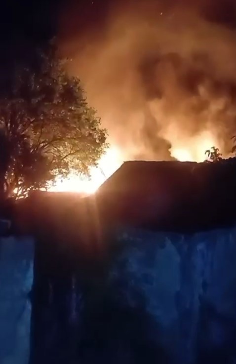 Gümüşhane’de çıkan yangında iki ev ve bir ahır kullanılamaz hale geldi
