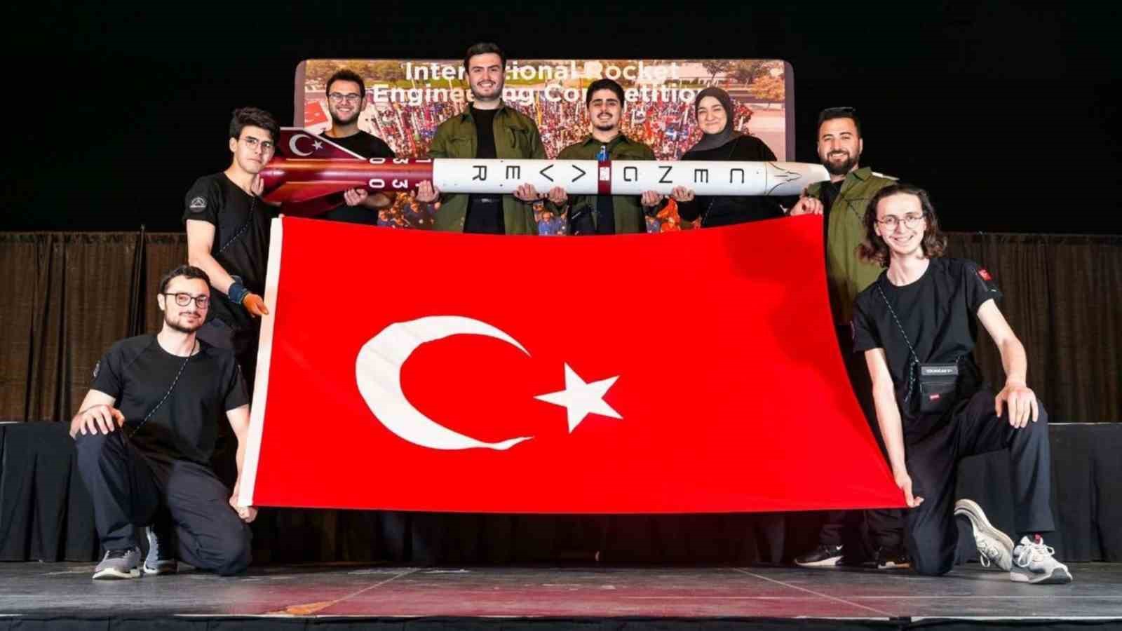 ABD&rsquo;de roket yarışmasında d&uuml;nya &uuml;&ccedil;&uuml;nc&uuml;l&uuml;ğ&uuml; ile T&uuml;rk bayrağını dalgalandırdılar
