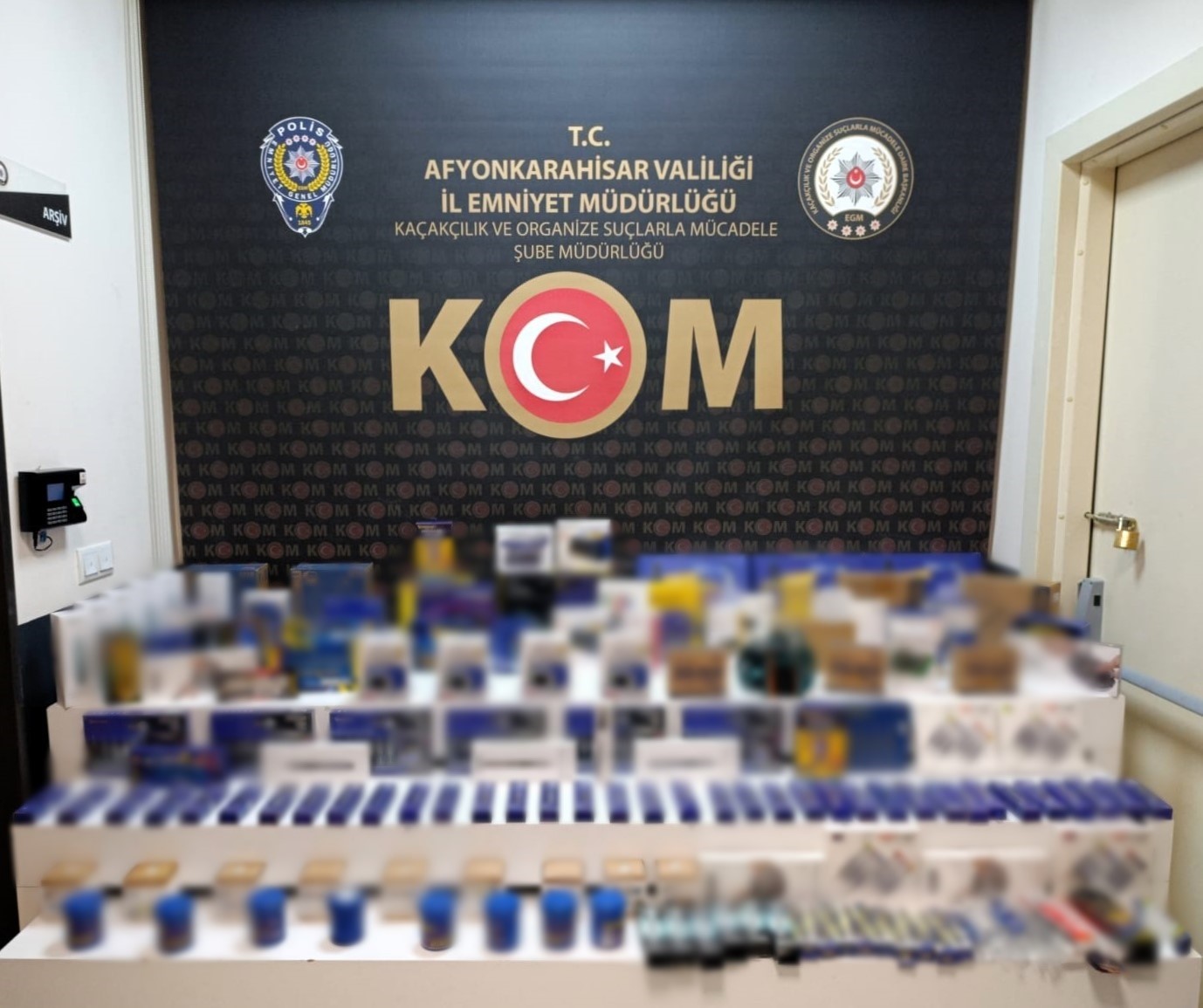 Polis kaçak cep telefonu tamir malzemesi ele geçirdi