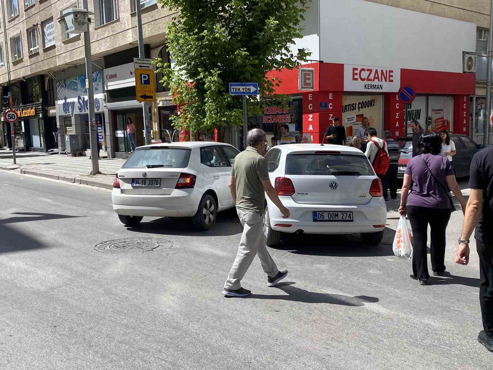 Caddede &ccedil;arpışan 2 otomobilde maddi hasar oluştu
