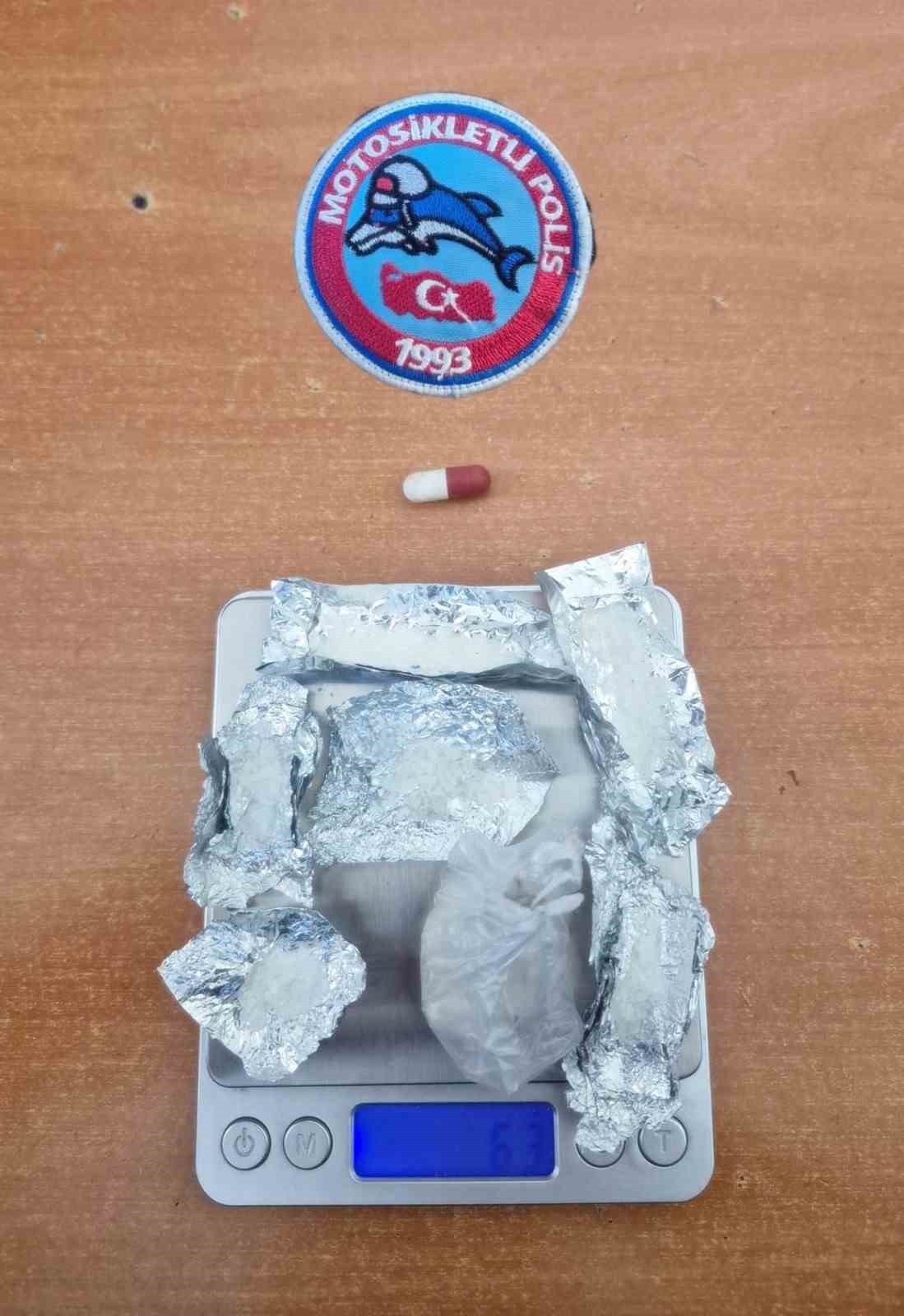 Polis bir hafta boyunca yaptığı denetimlerde uyuşturucu, bı&ccedil;ak ve silah ele ge&ccedil;irdi
