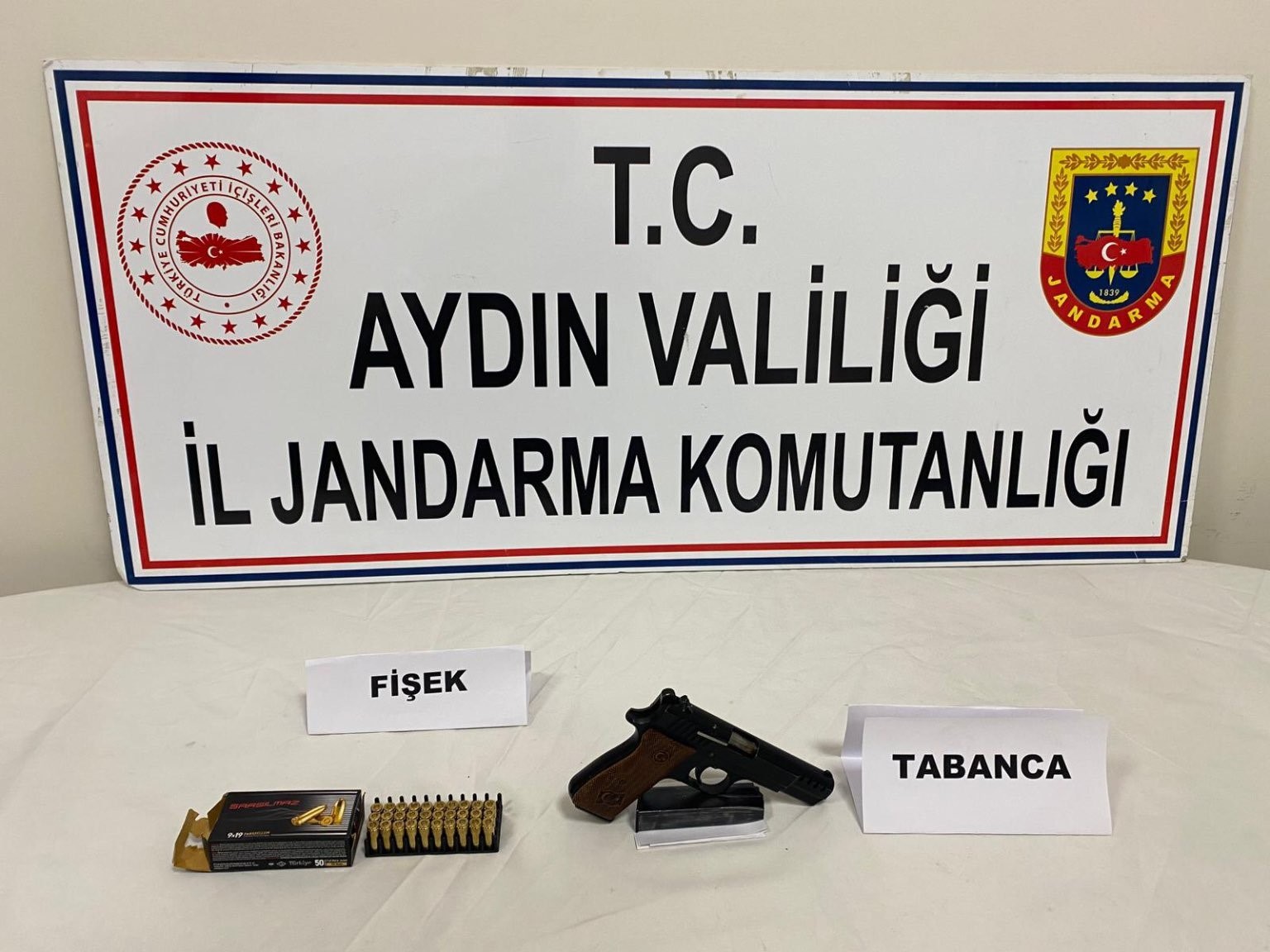 Ko&ccedil;arlı&rsquo;da ruhsatsız silah ele ge&ccedil;irildi
