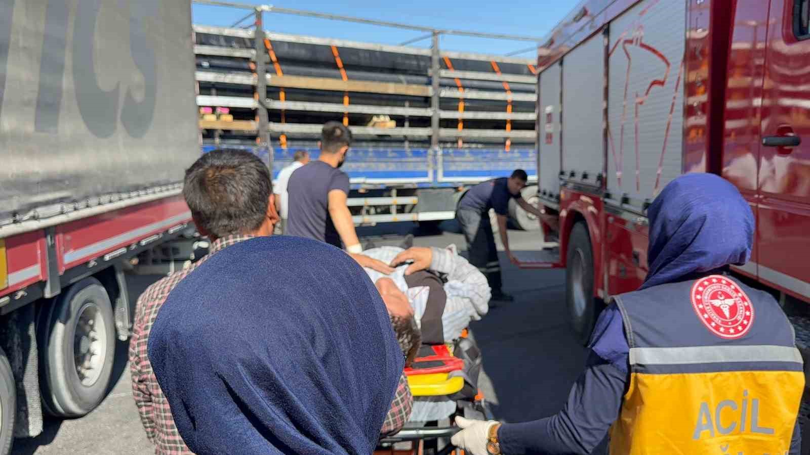 Aksaray&rsquo;da tırla otomobil &ccedil;arpıştı: 2 yaralı
