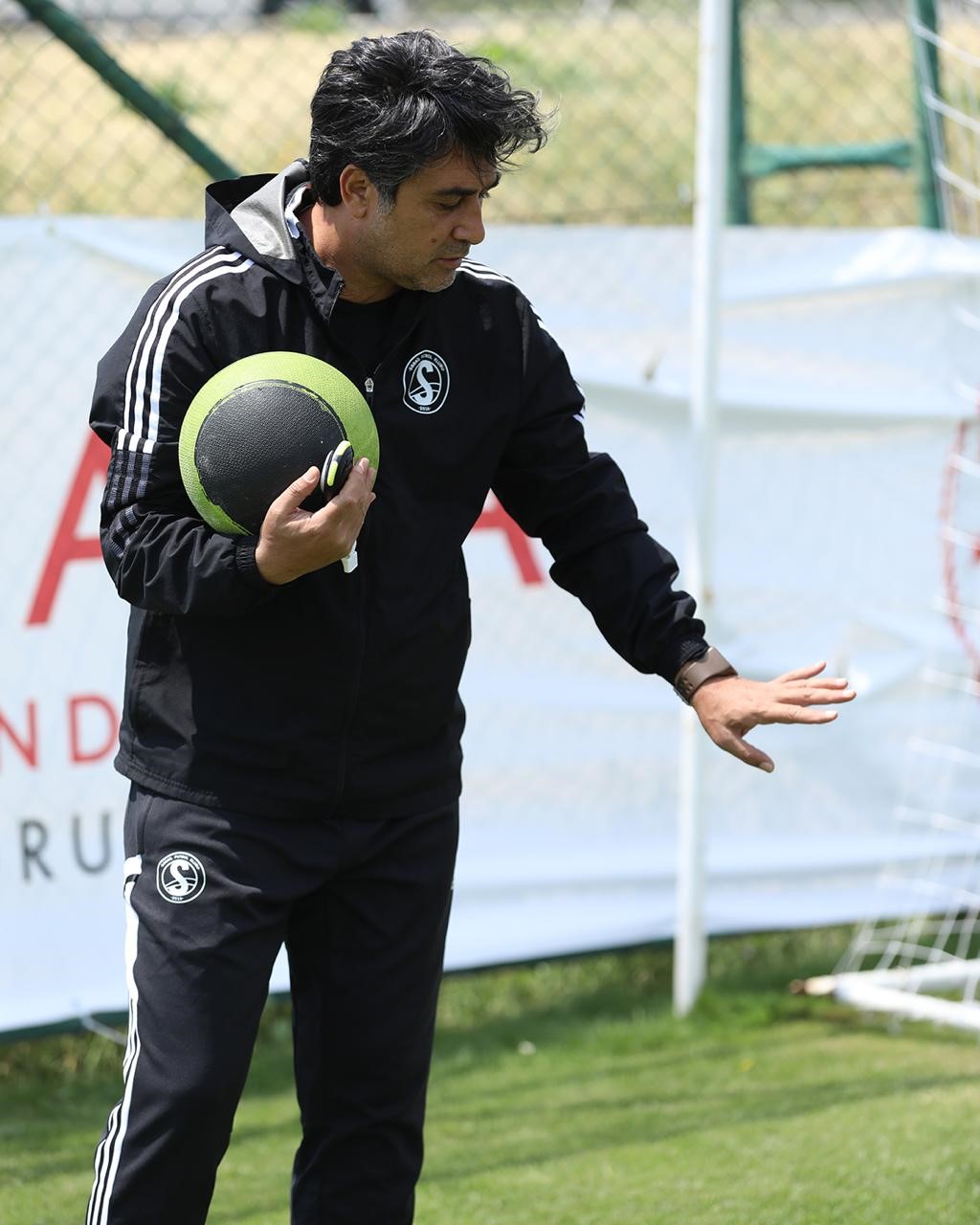 Sebahattin Tekin: "Yurt dışında disiplin, Türkiye’de ise doğaçlama daha baskın"
