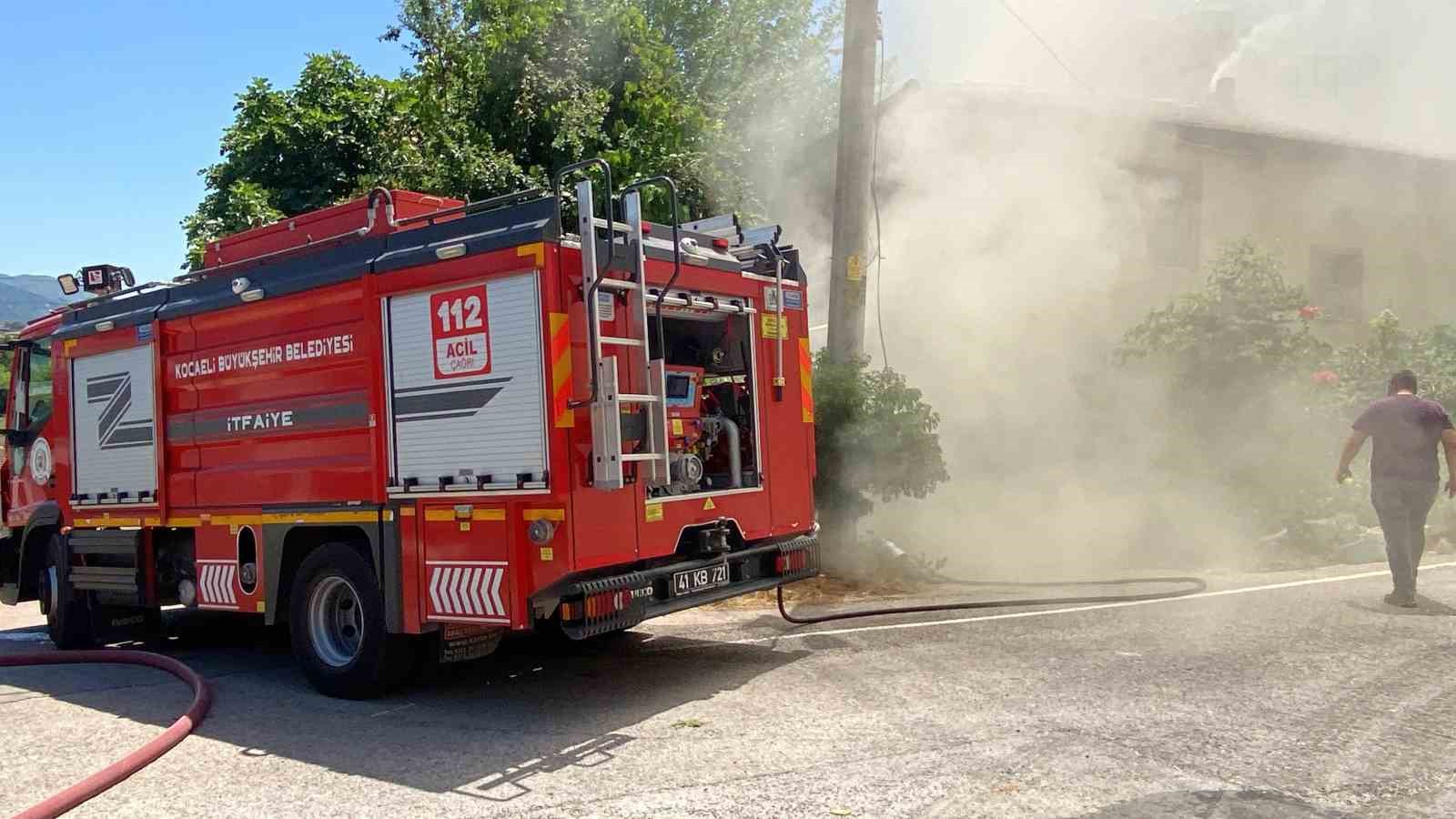İzmarit önce otları, sonra ahırı yaktı
