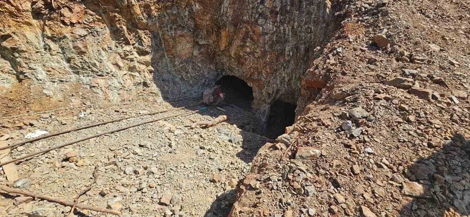 Kaçak krom madeni açarak kazı yapan 5 şahsı jandarma yakalandı
