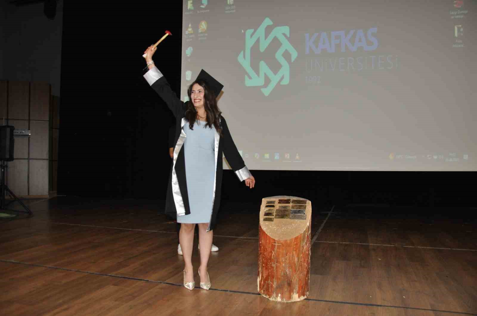 Kars’ta üniversite öğrencilerin mezuniyet sevinci
