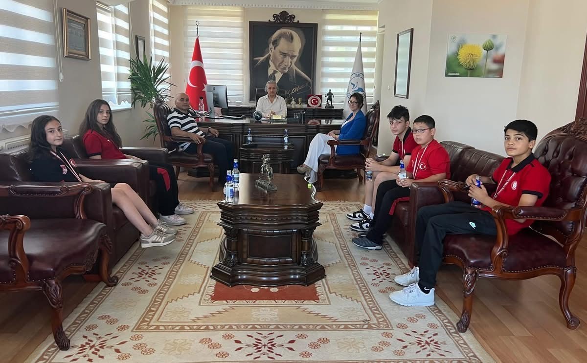 Kuşadası’nda başarılı sporcular Kaymakam Keklik ile görüştü
