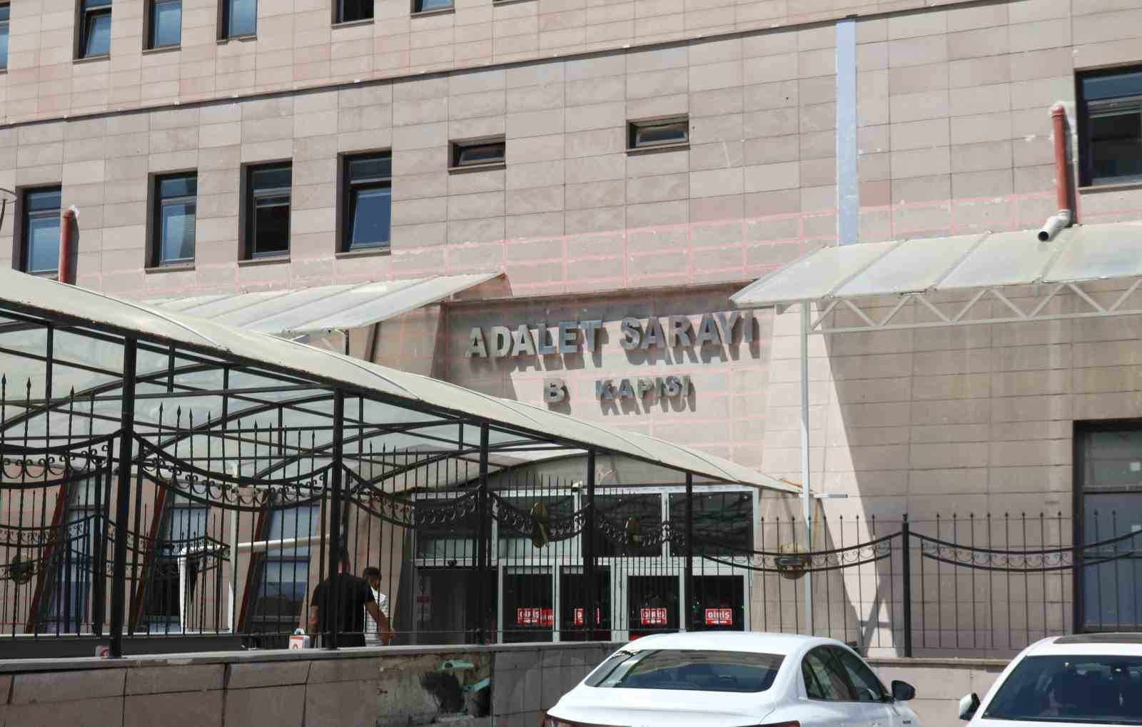 K&ouml;peği, &ccedil;işini yaptırmak i&ccedil;in indirip yere fırlattı
