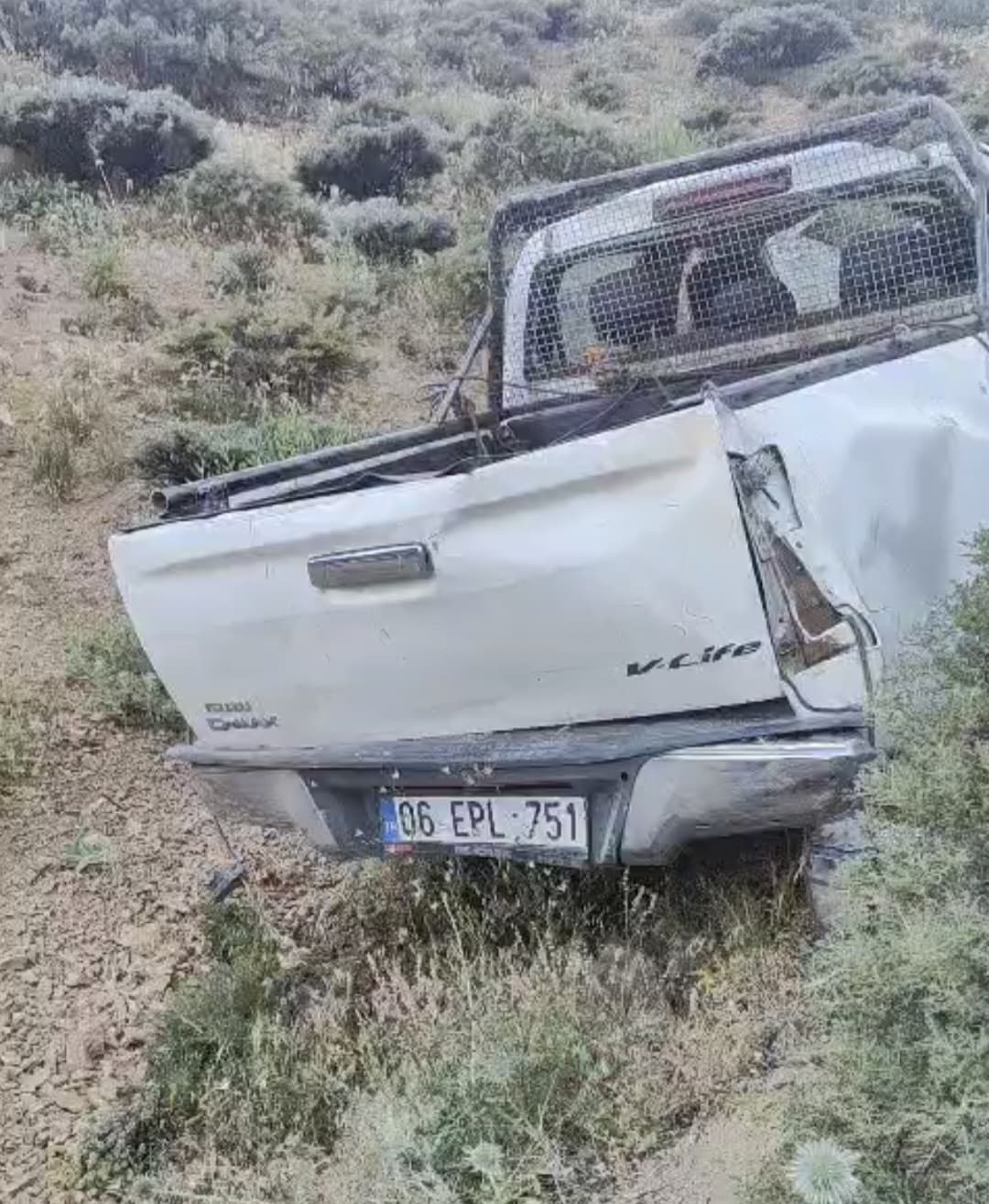 Kamyonet u&ccedil;uruma yuvarlandı: 2 ağır yaralı
